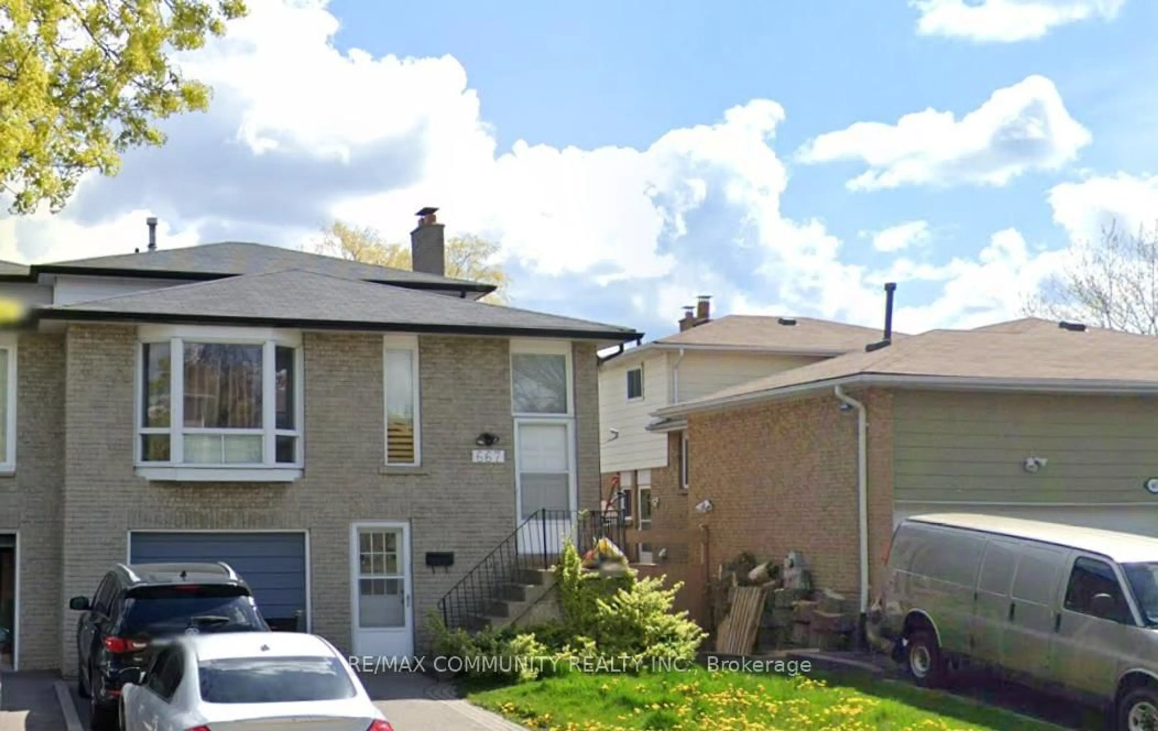 A pic from outside/outdoor area/front of a property/back of a property/a pic from drone, street for 667 westshore Blvd, Pickering Ontario L1W 3G2
