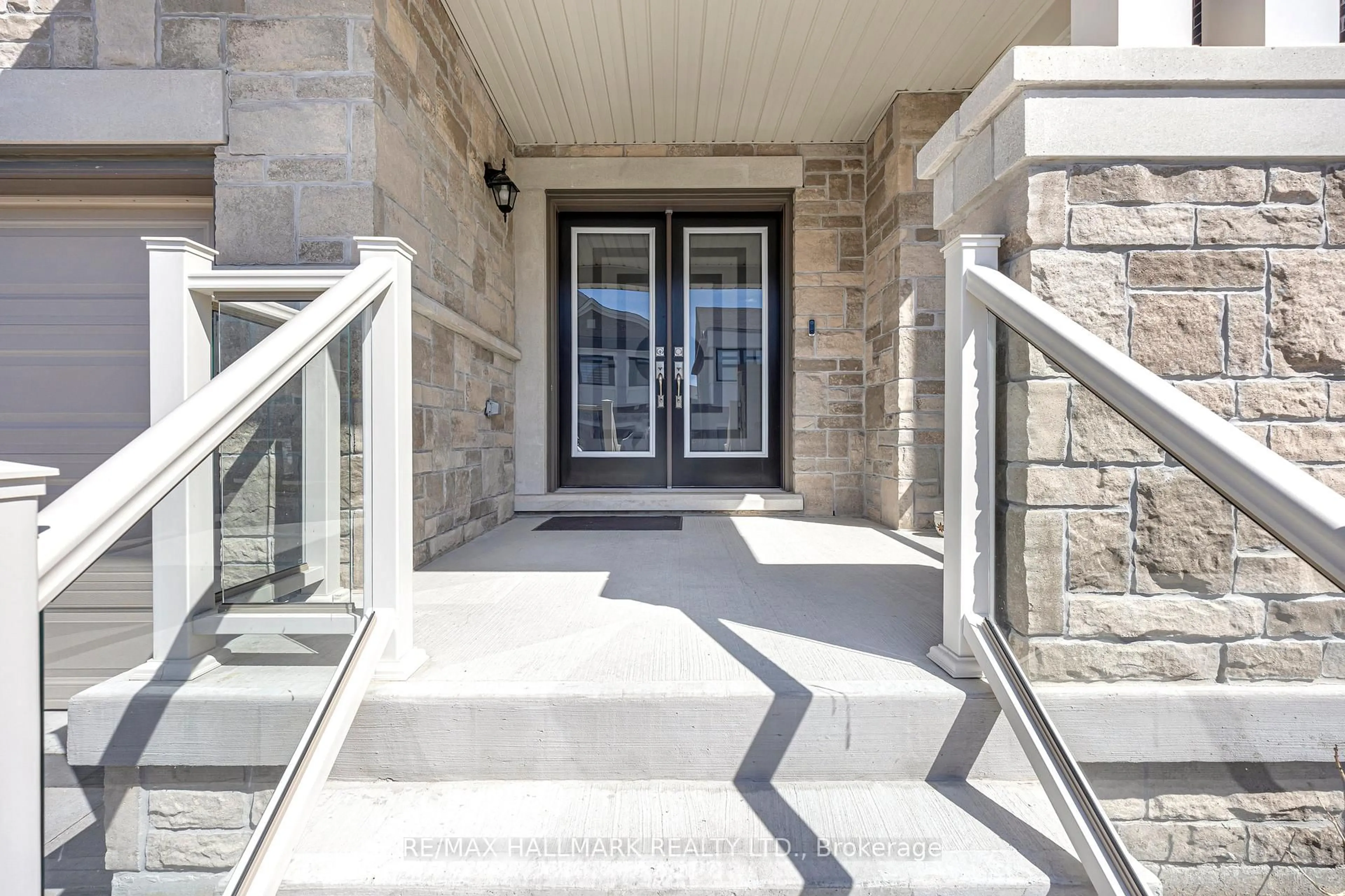 Indoor entryway for 28 Huggins Dr, Whitby Ontario L1P 0N4