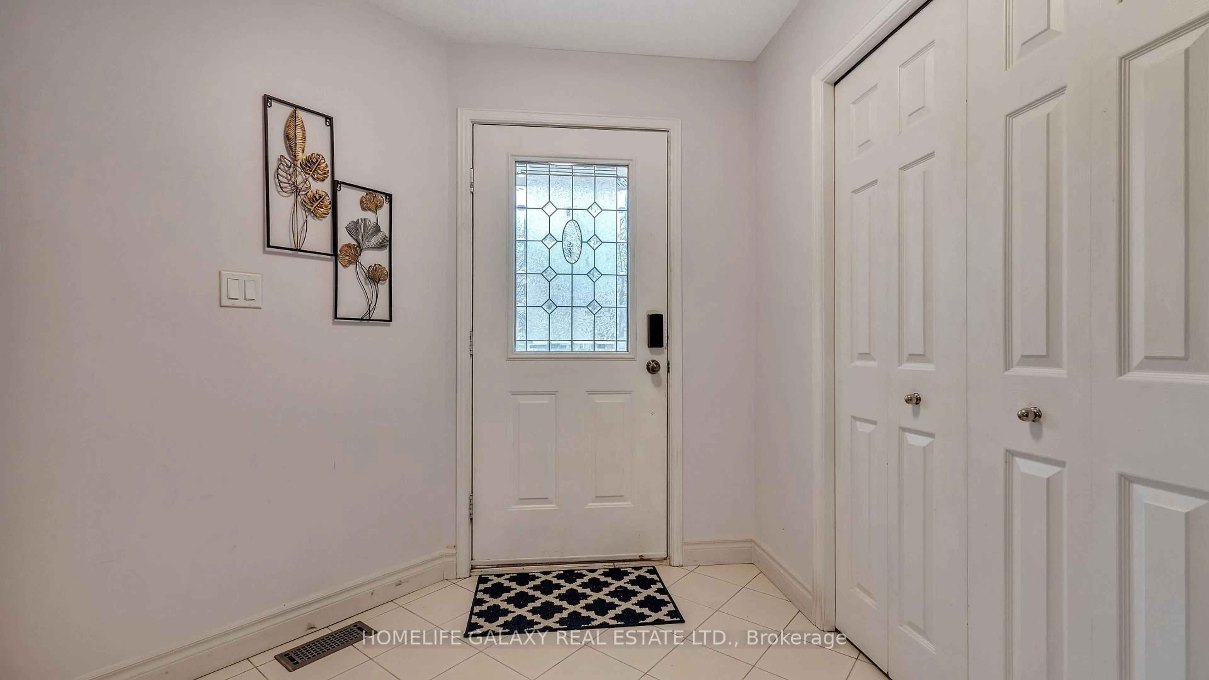 Indoor entryway for 979 Copperfield Dr, Oshawa Ontario L1K 2E9