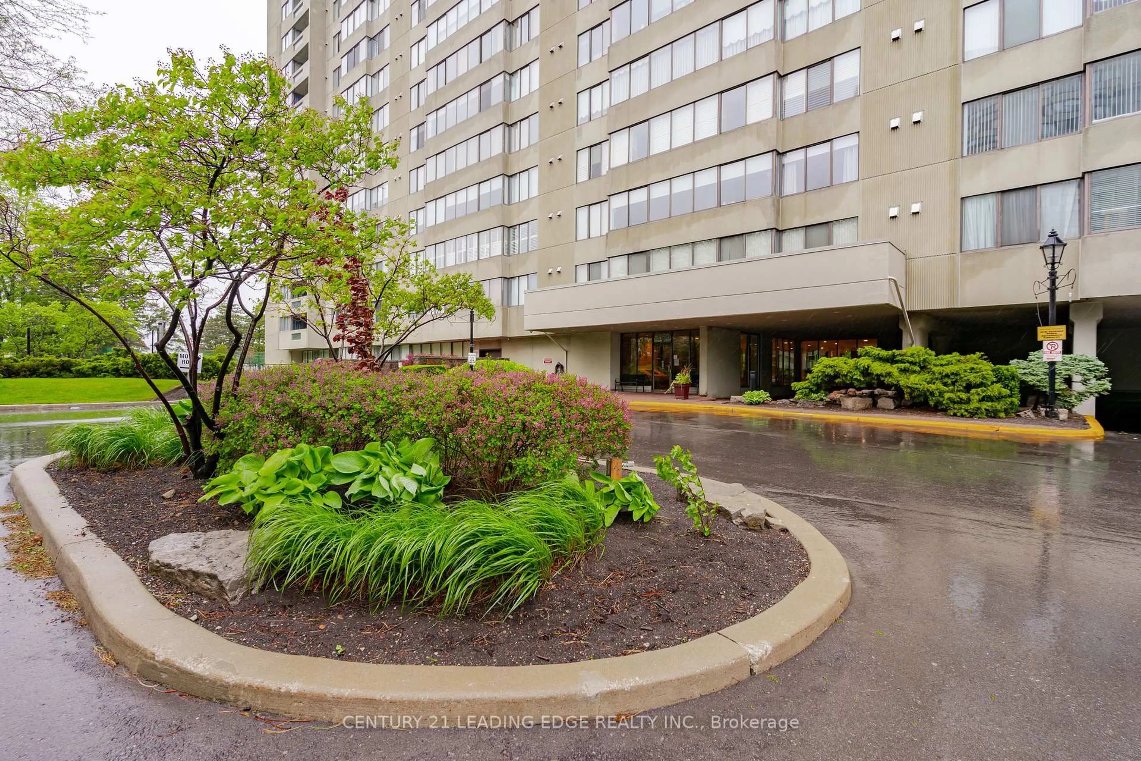 Indoor foyer for 2350 Bridletowne Circ #908, Toronto Ontario M1W 3E6