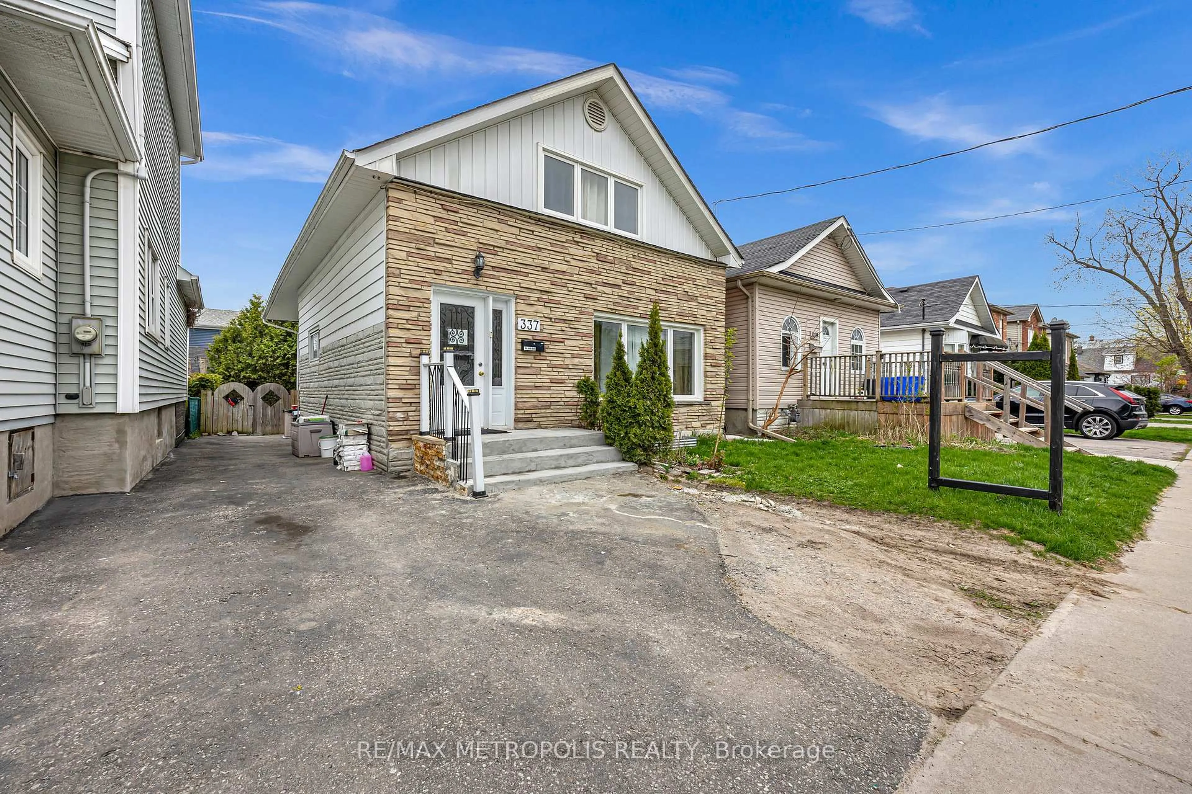 A pic from outside/outdoor area/front of a property/back of a property/a pic from drone, street for 337 Pine Ave, Oshawa Ontario L1J 2H6