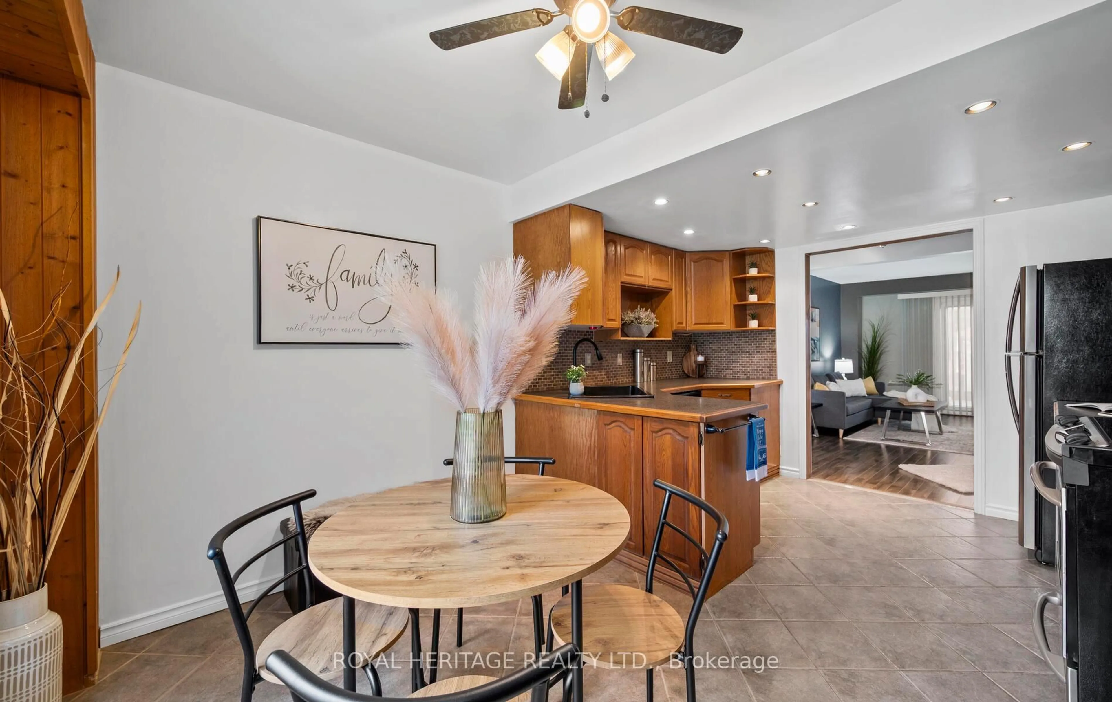 Open concept kitchen, unknown for 314 Rondeau Crt, Oshawa Ontario L1J 6N4