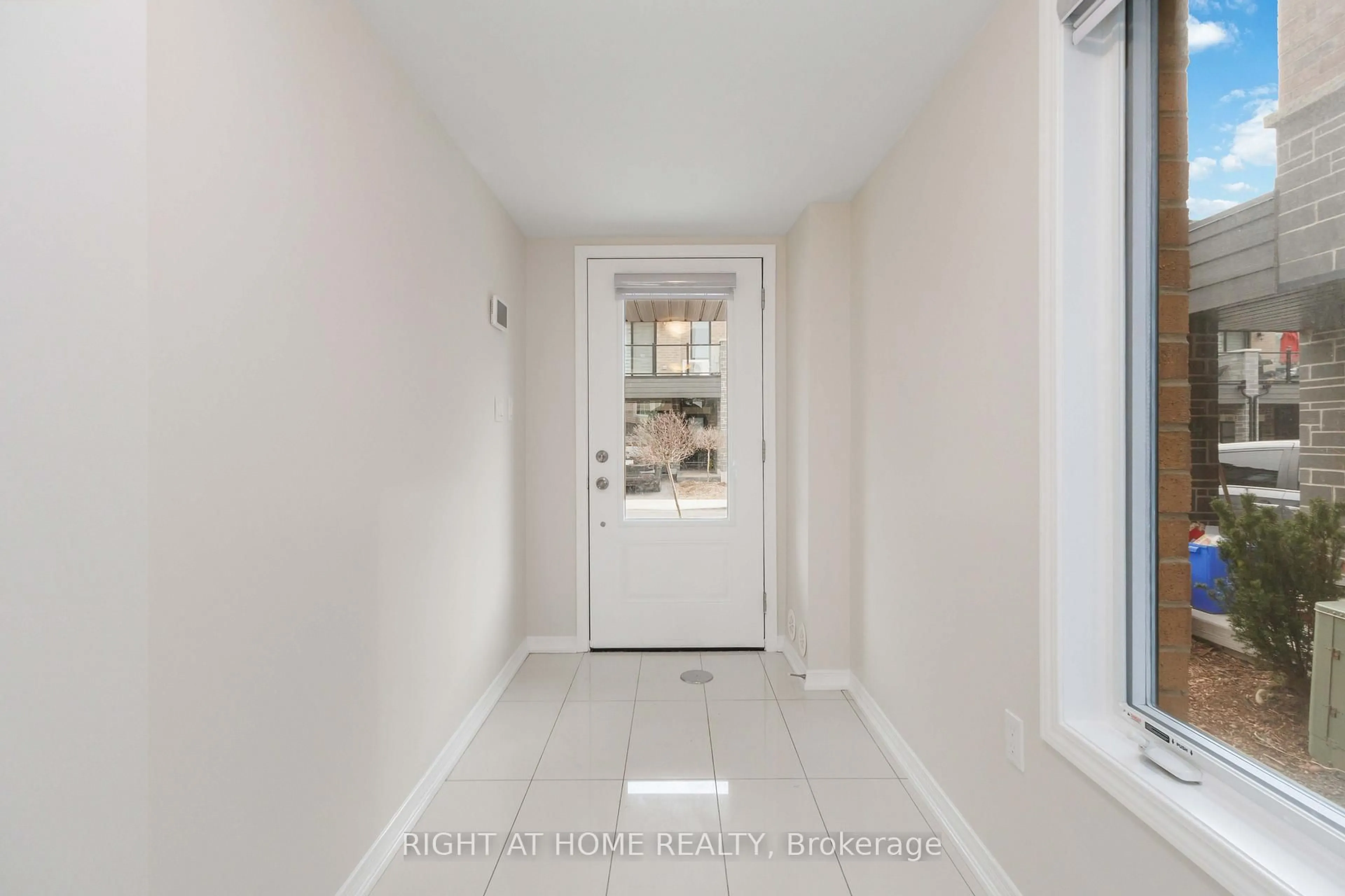 Indoor entryway for 1404 Coral Springs Path, Oshawa Ontario L1K 3G1