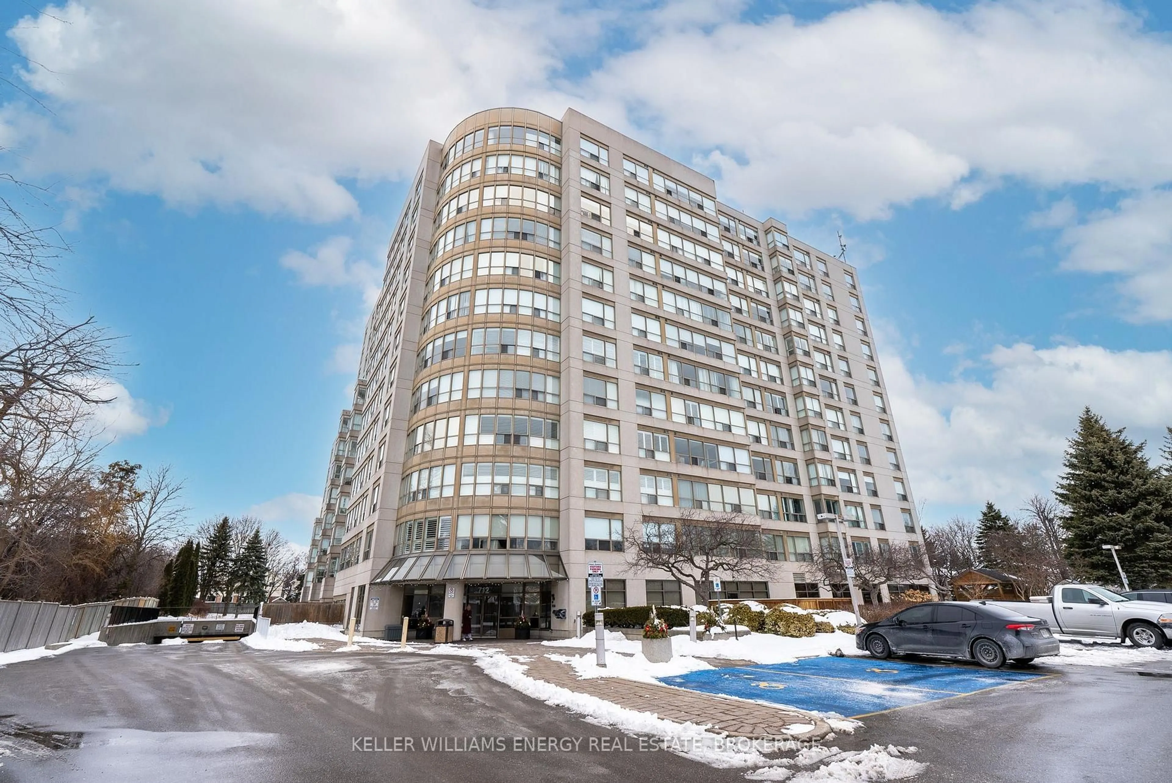Indoor foyer for 712 Rossland Rd #904, Whitby Ontario L1N 9E8
