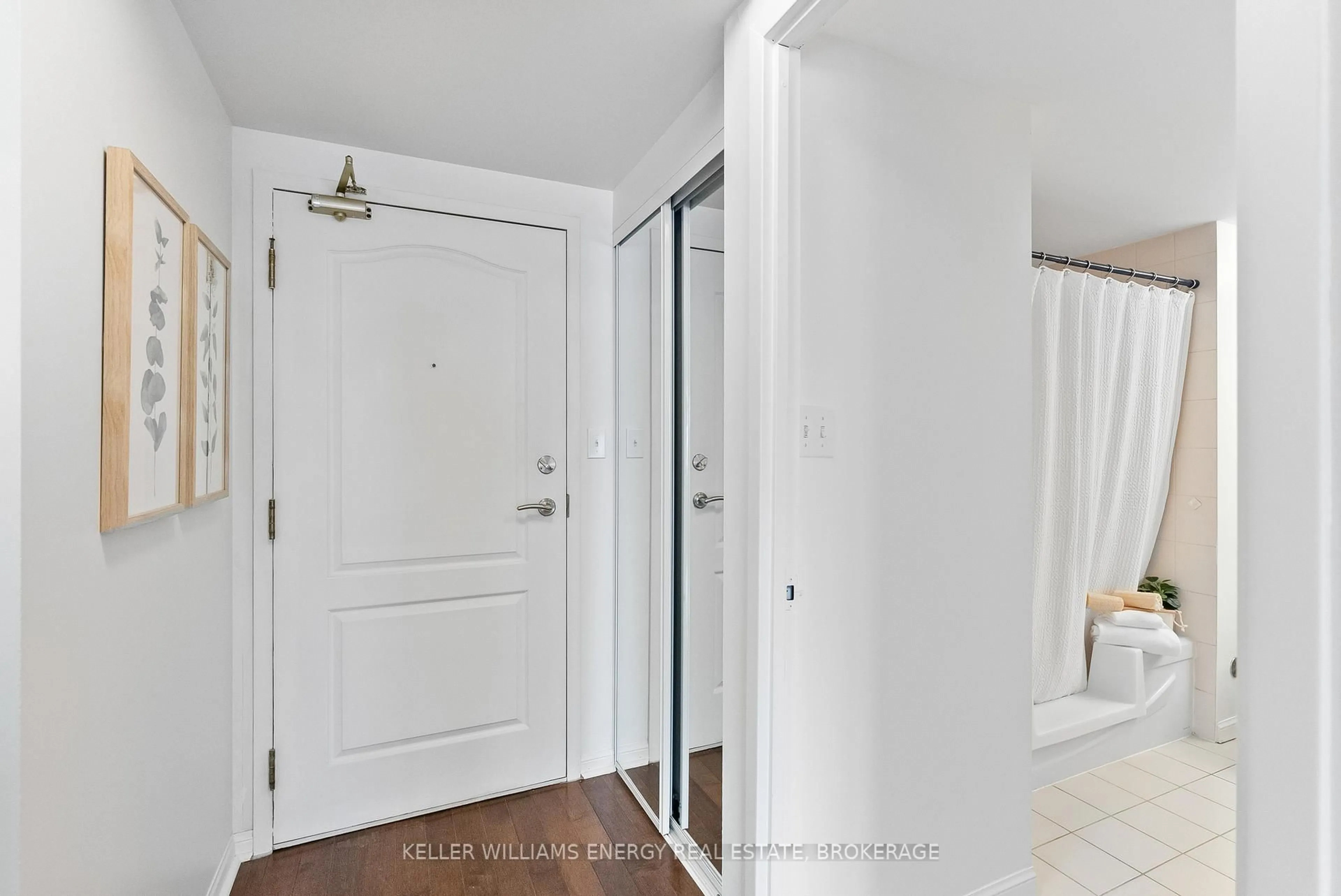 Indoor entryway for 712 Rossland Rd #904, Whitby Ontario L1N 9E8