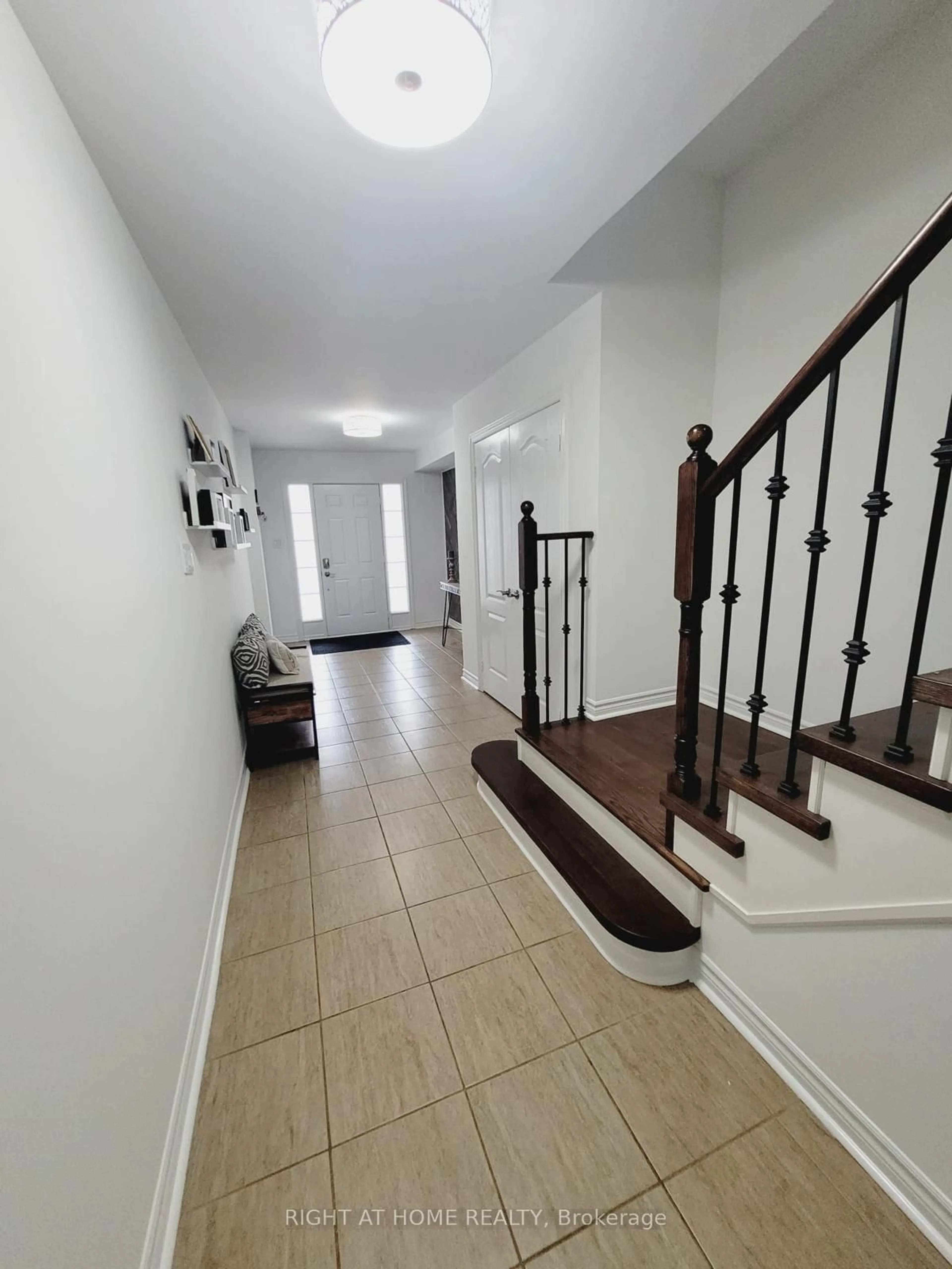 Indoor foyer for 1575 Bruny Ave, Pickering Ontario L1X 0C5