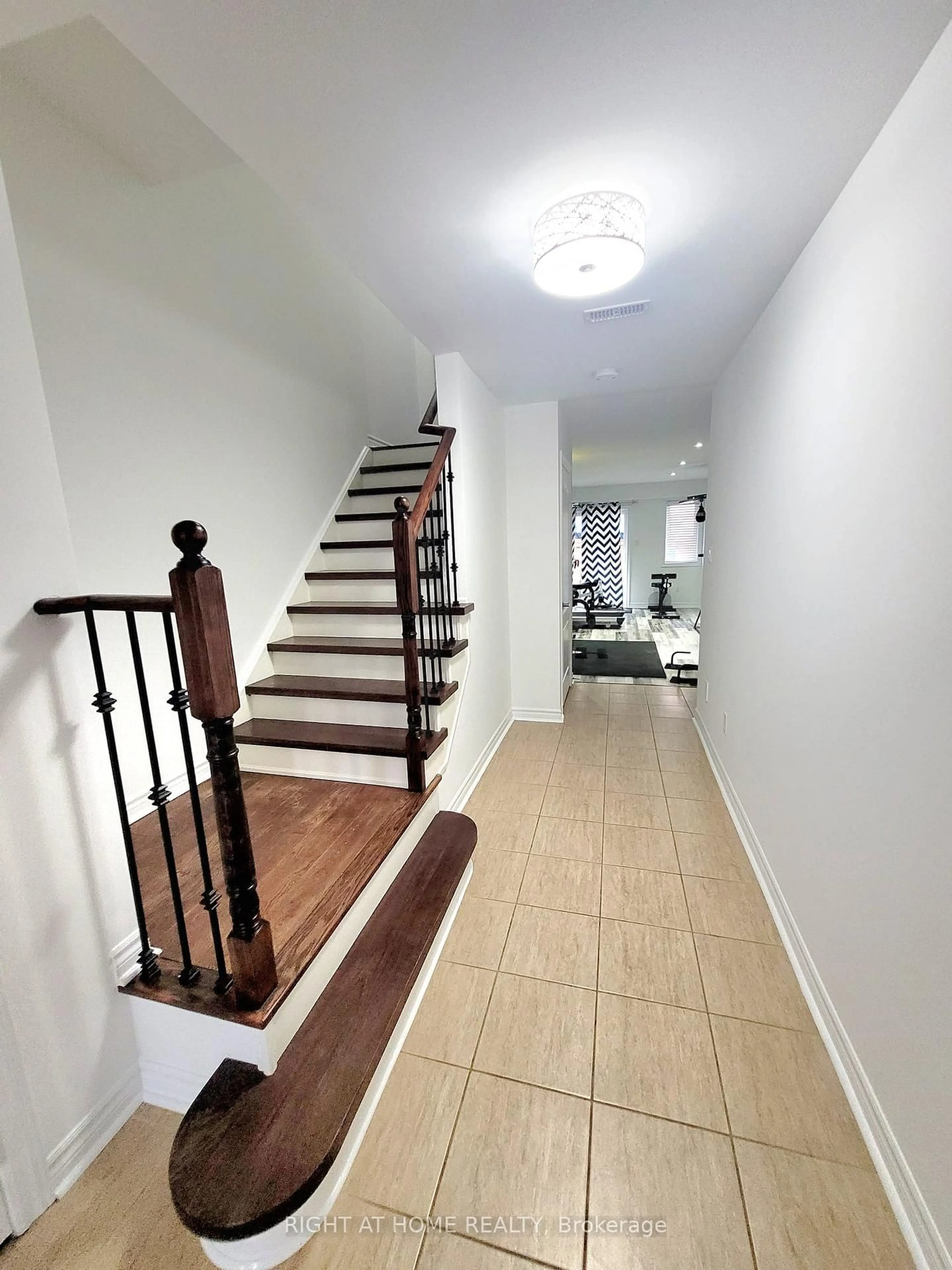 Indoor foyer for 1575 Bruny Ave, Pickering Ontario L1X 0C5
