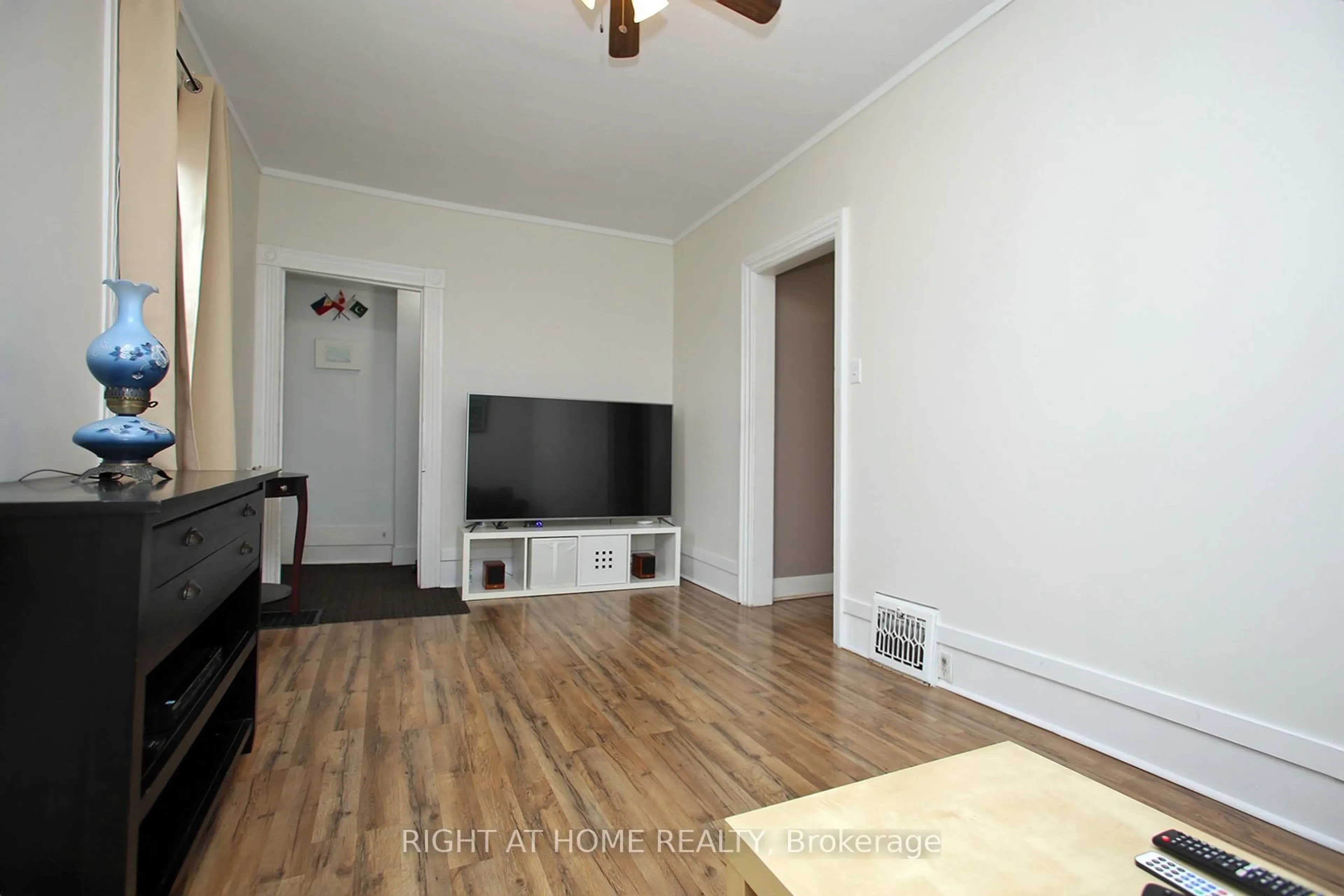 A pic of a room for 217 Celina St, Oshawa Ontario L1H 4N7