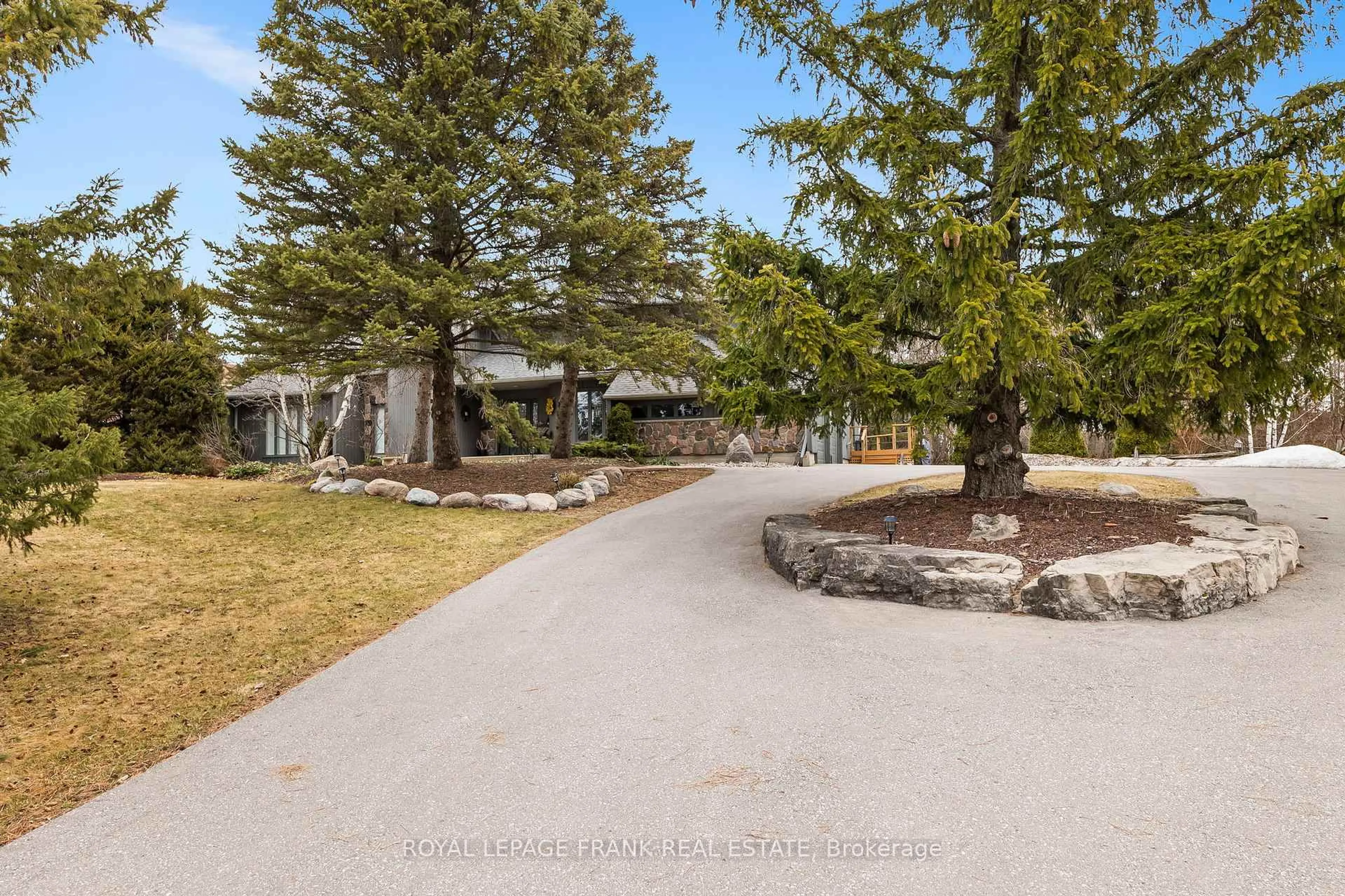 Patio, street for 11 Mansfield Park Crt, Scugog Ontario L9L 2B5