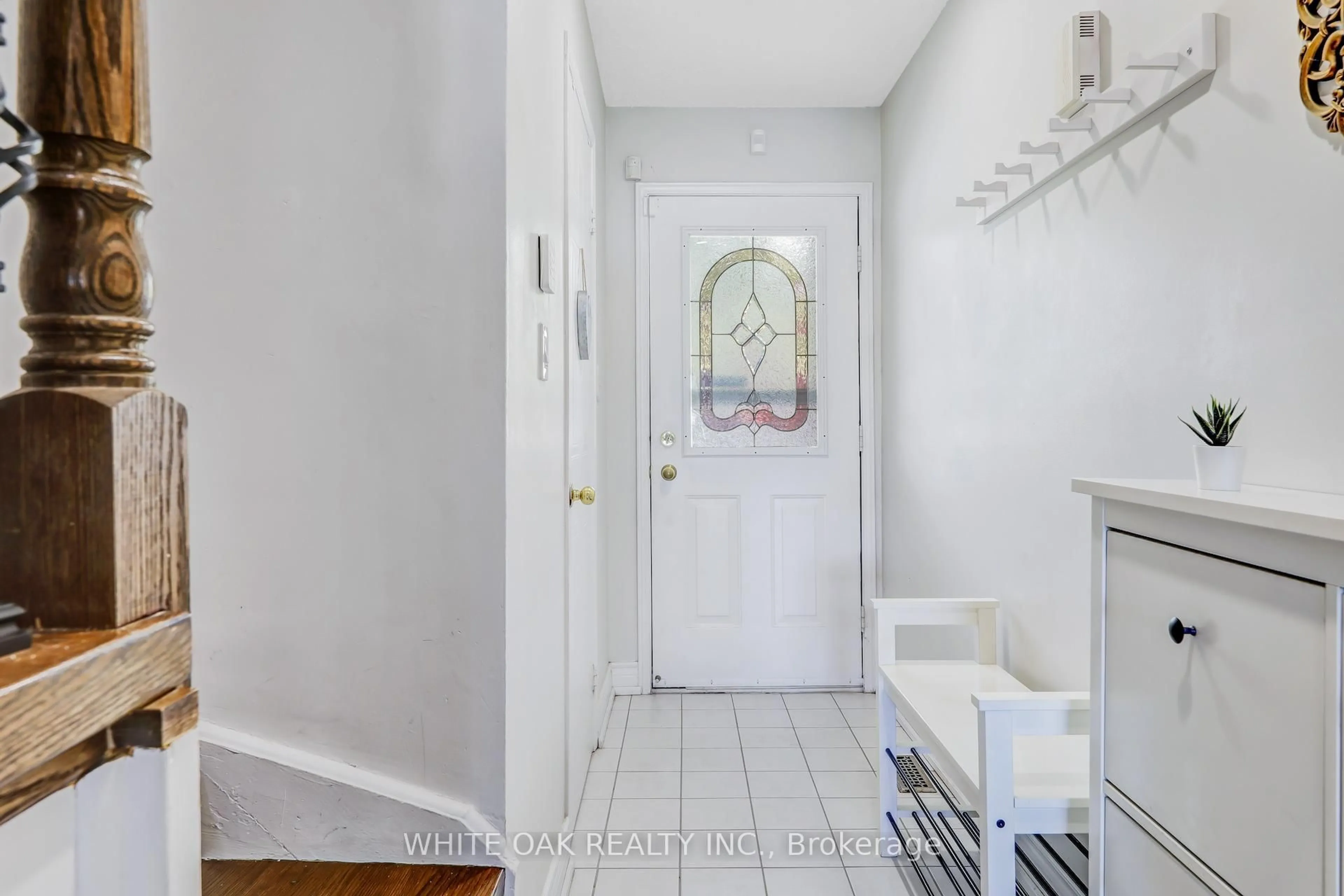 Indoor entryway for 1867 Kingston Rd #26, Pickering Ontario L1V 6Z4