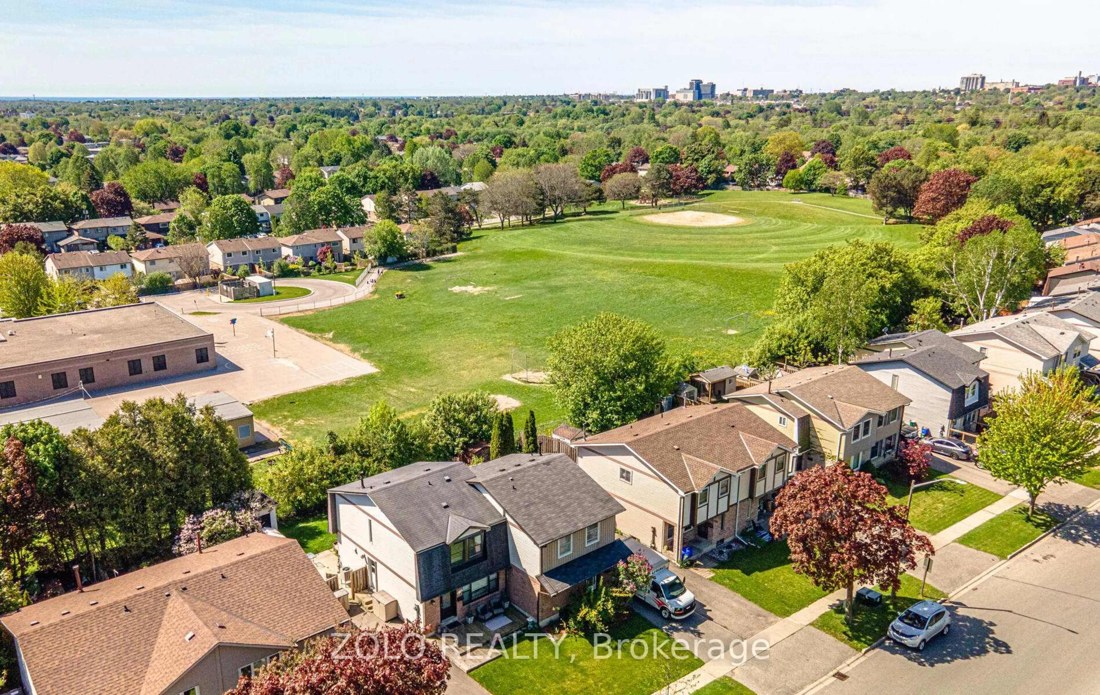 A pic from outside/outdoor area/front of a property/back of a property/a pic from drone, unknown for 618 Galahad Dr, Oshawa Ontario L1K 1M2
