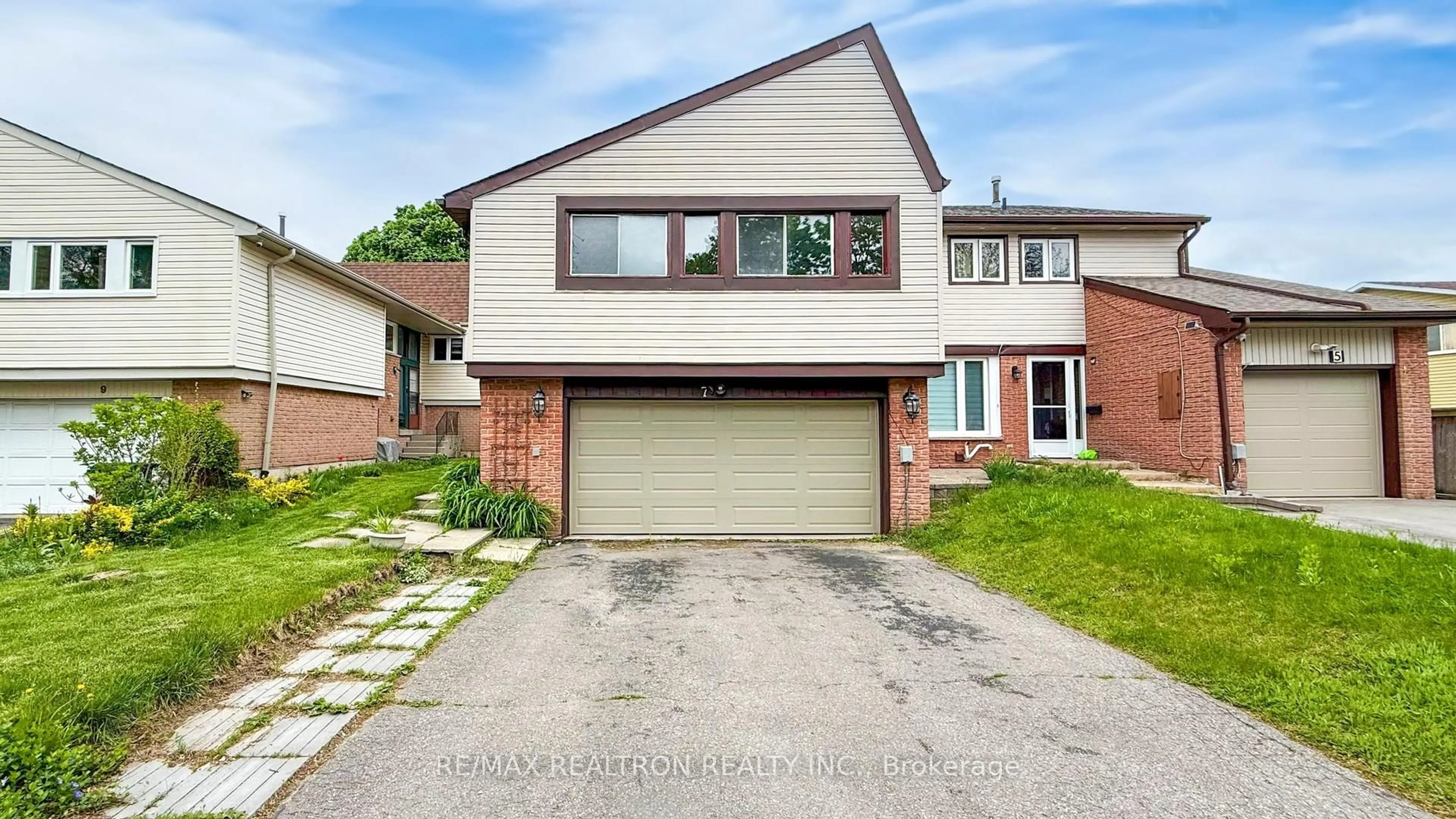 Home with brick exterior material, street for 7 Roughfield Cres, Toronto Ontario M1S 4K3