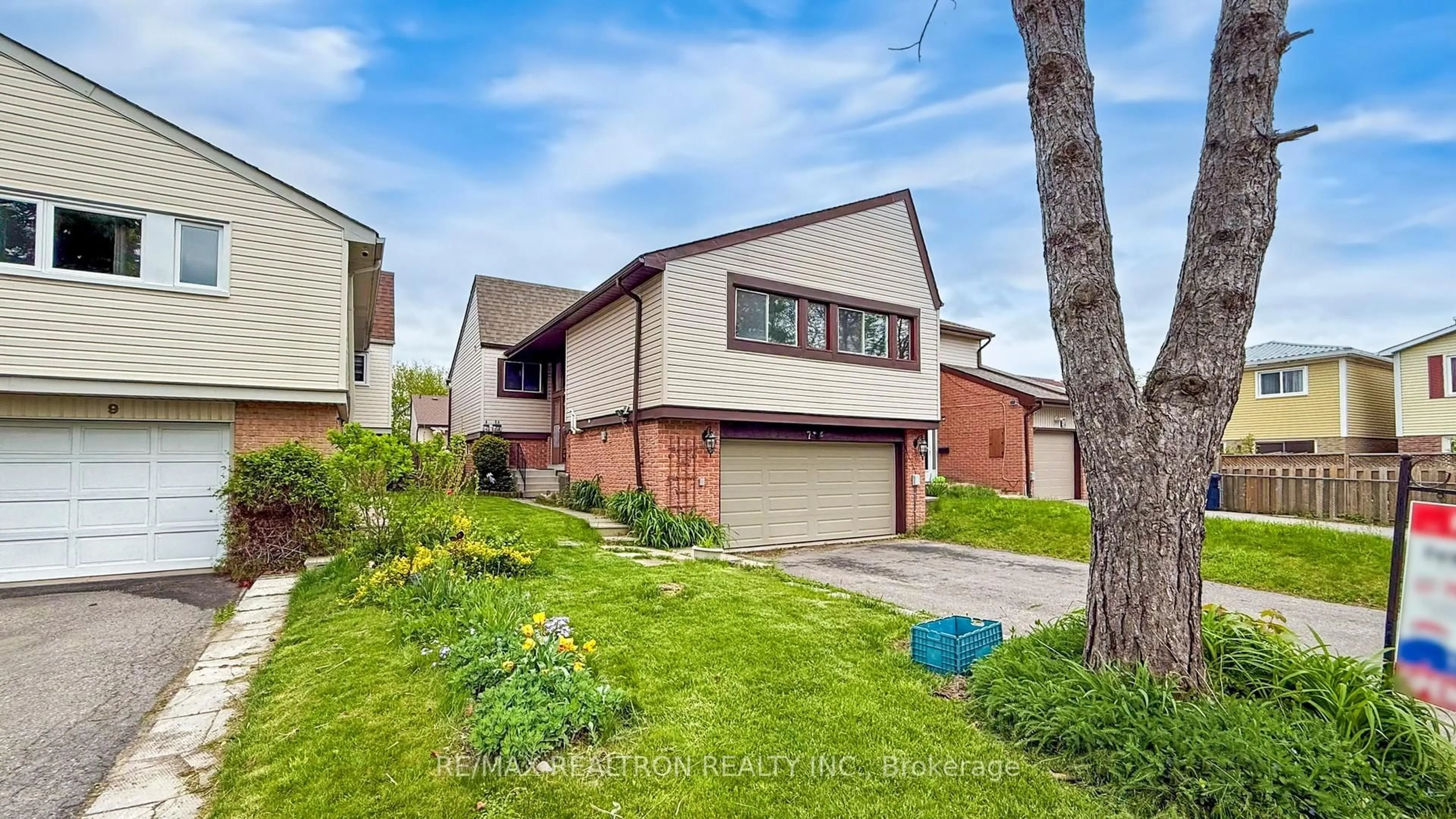 Home with brick exterior material, street for 7 Roughfield Cres, Toronto Ontario M1S 4K3