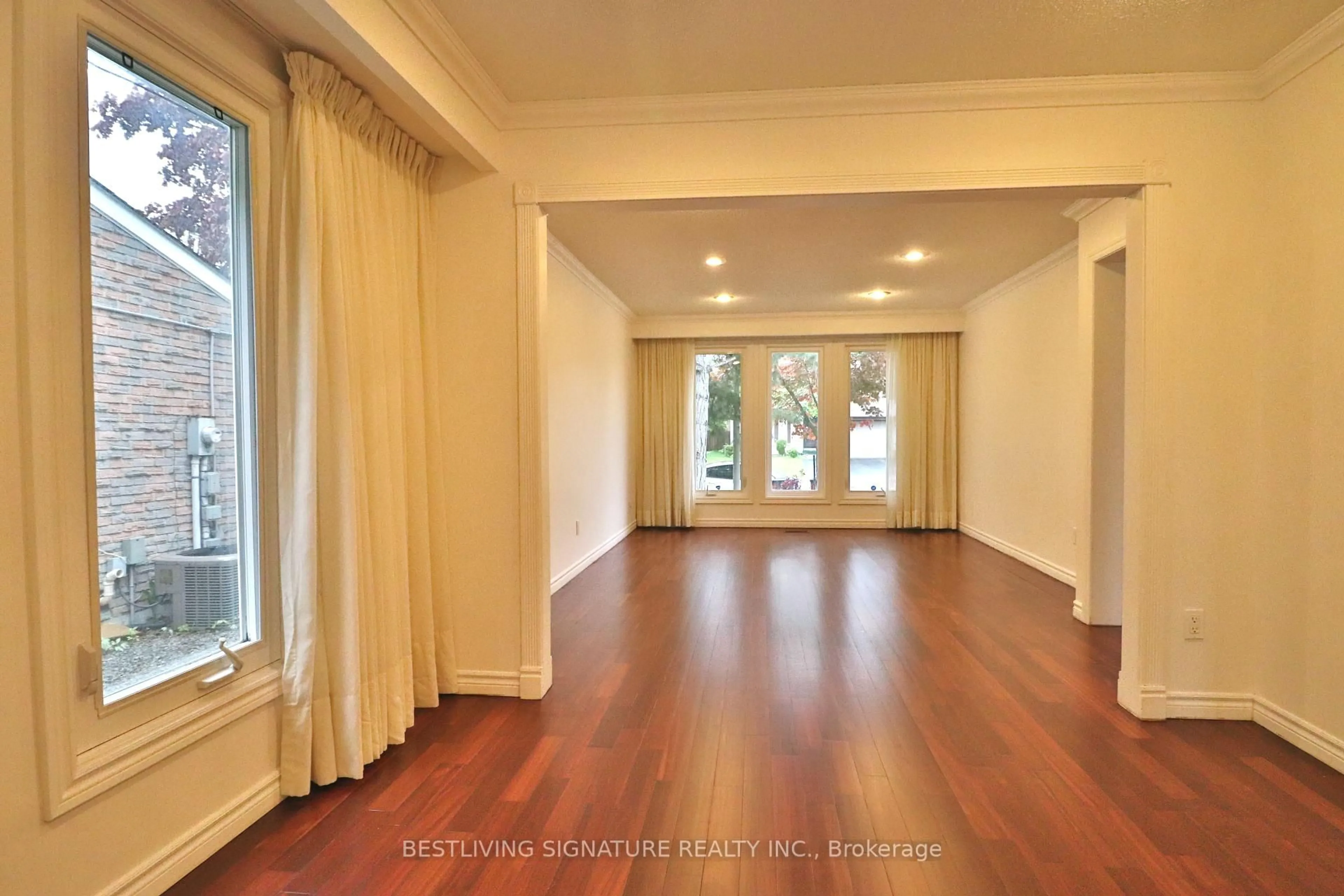 Indoor foyer for 17 Eagle Point Rd, Toronto Ontario M1W 2X4