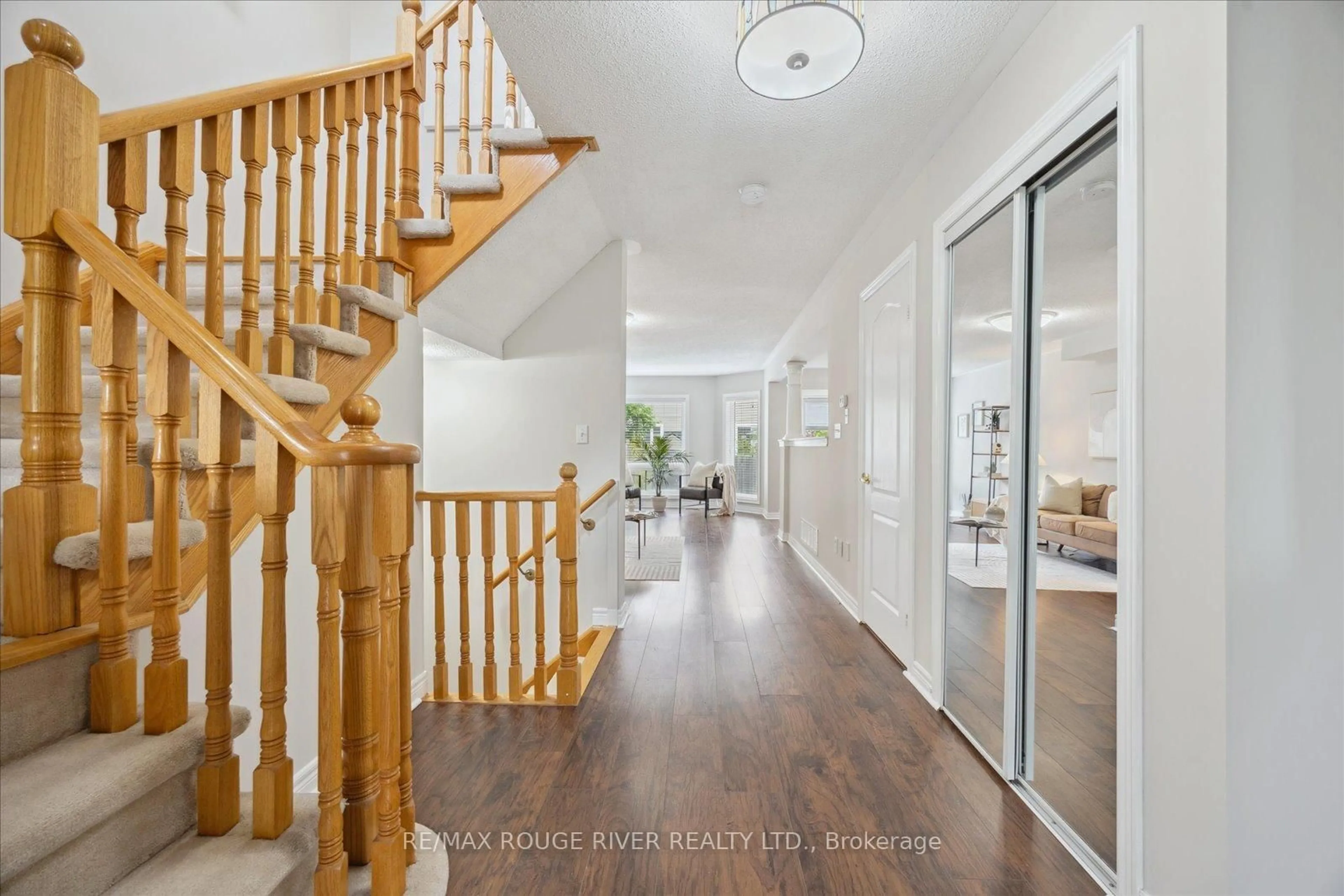 Indoor entryway for 37 Sinden Dr, Whitby Ontario L1M 2B8