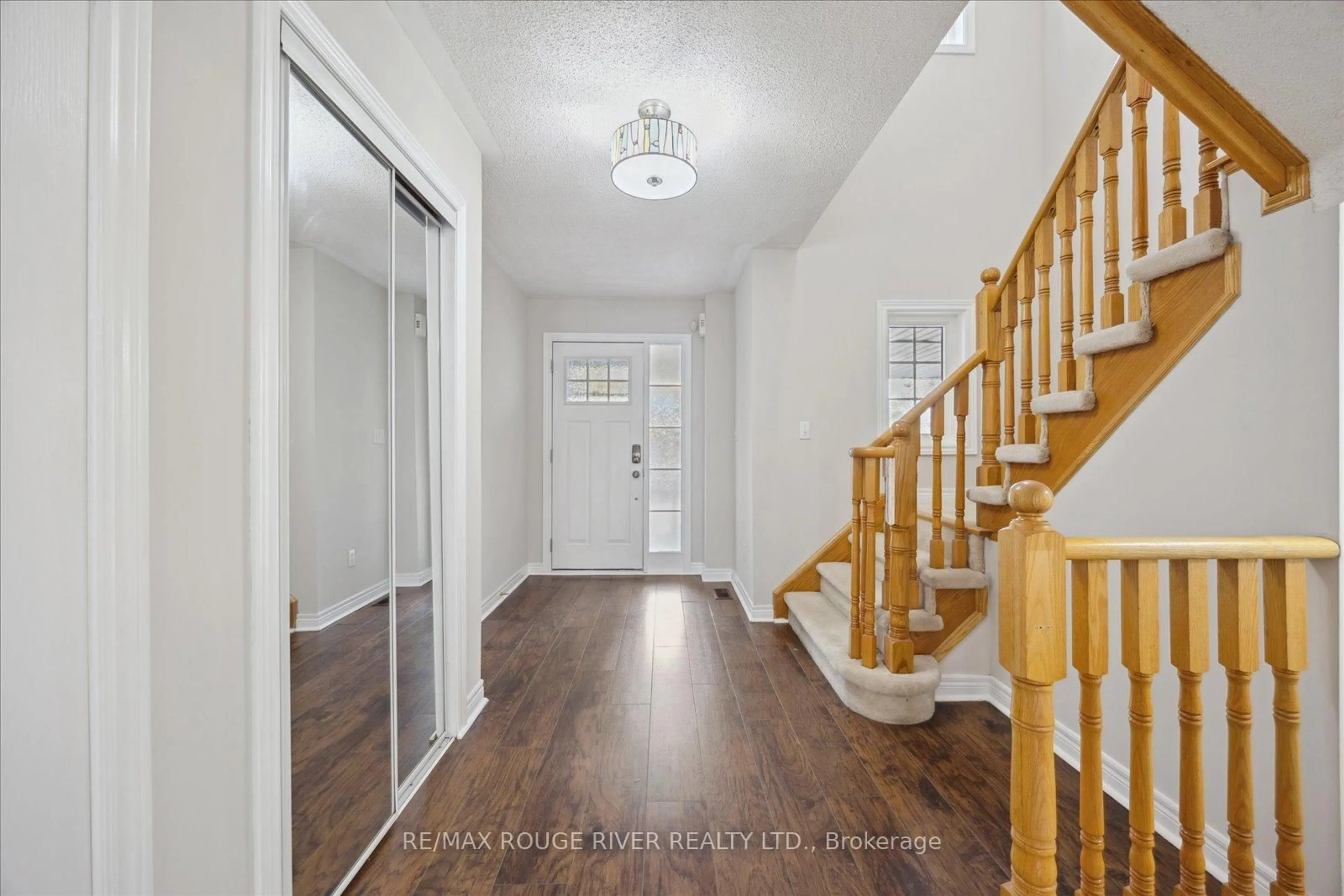 Indoor entryway for 37 Sinden Dr, Whitby Ontario L1M 2B8