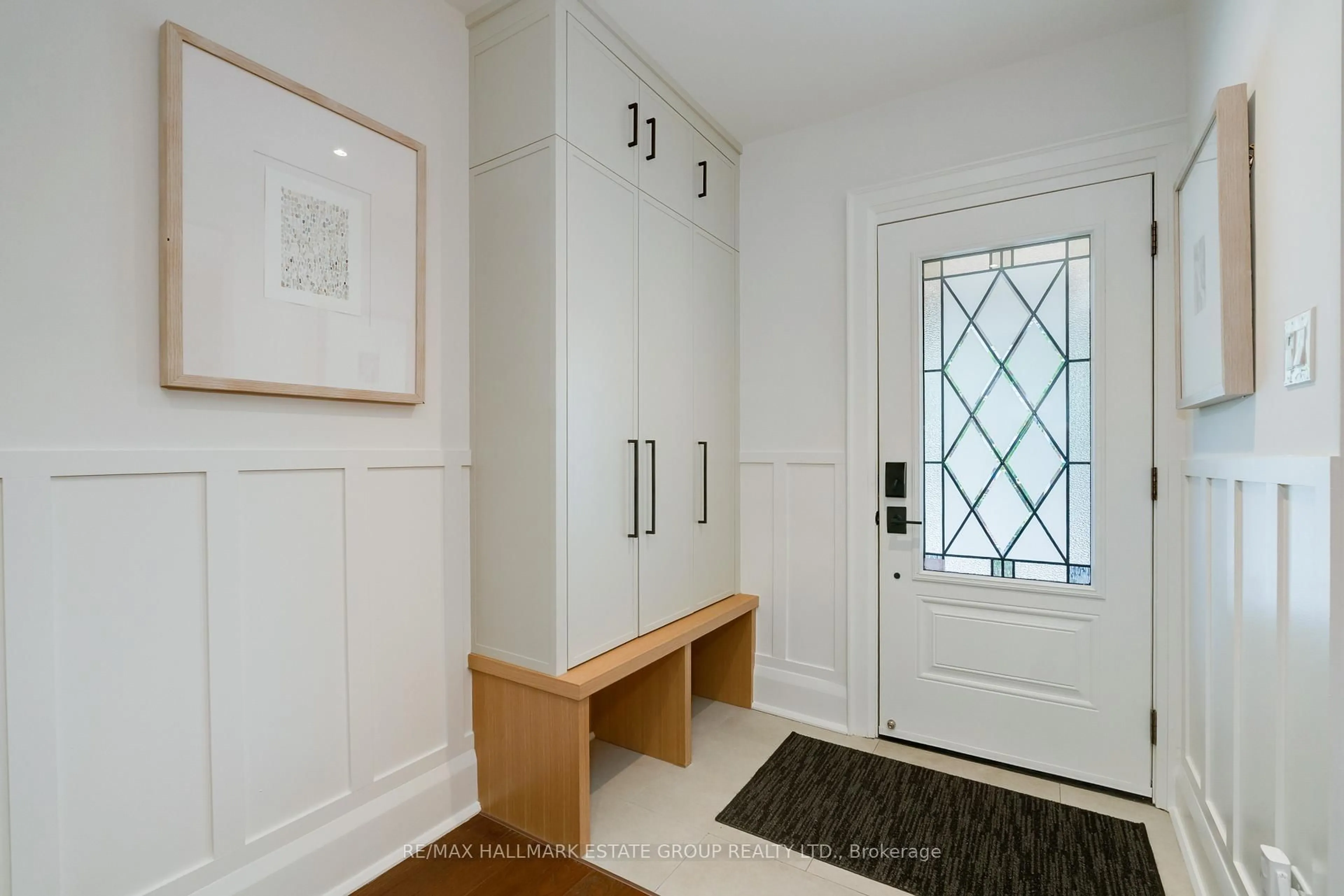 Indoor entryway for 7 Isleworth Ave, Toronto Ontario M4E 1J4
