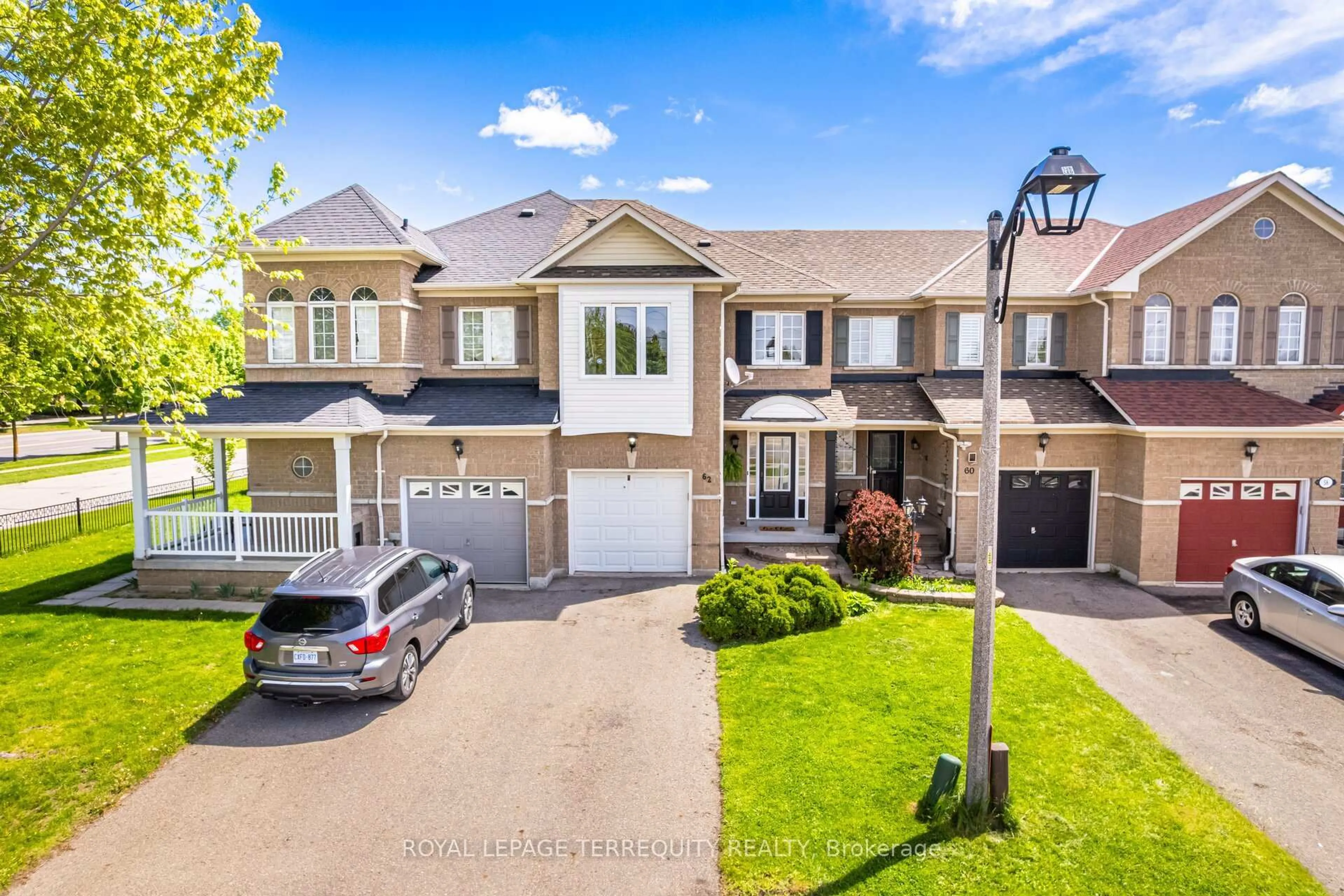 A pic from outside/outdoor area/front of a property/back of a property/a pic from drone, street for 62 Robideau Pl, Whitby Ontario L1R 3G7