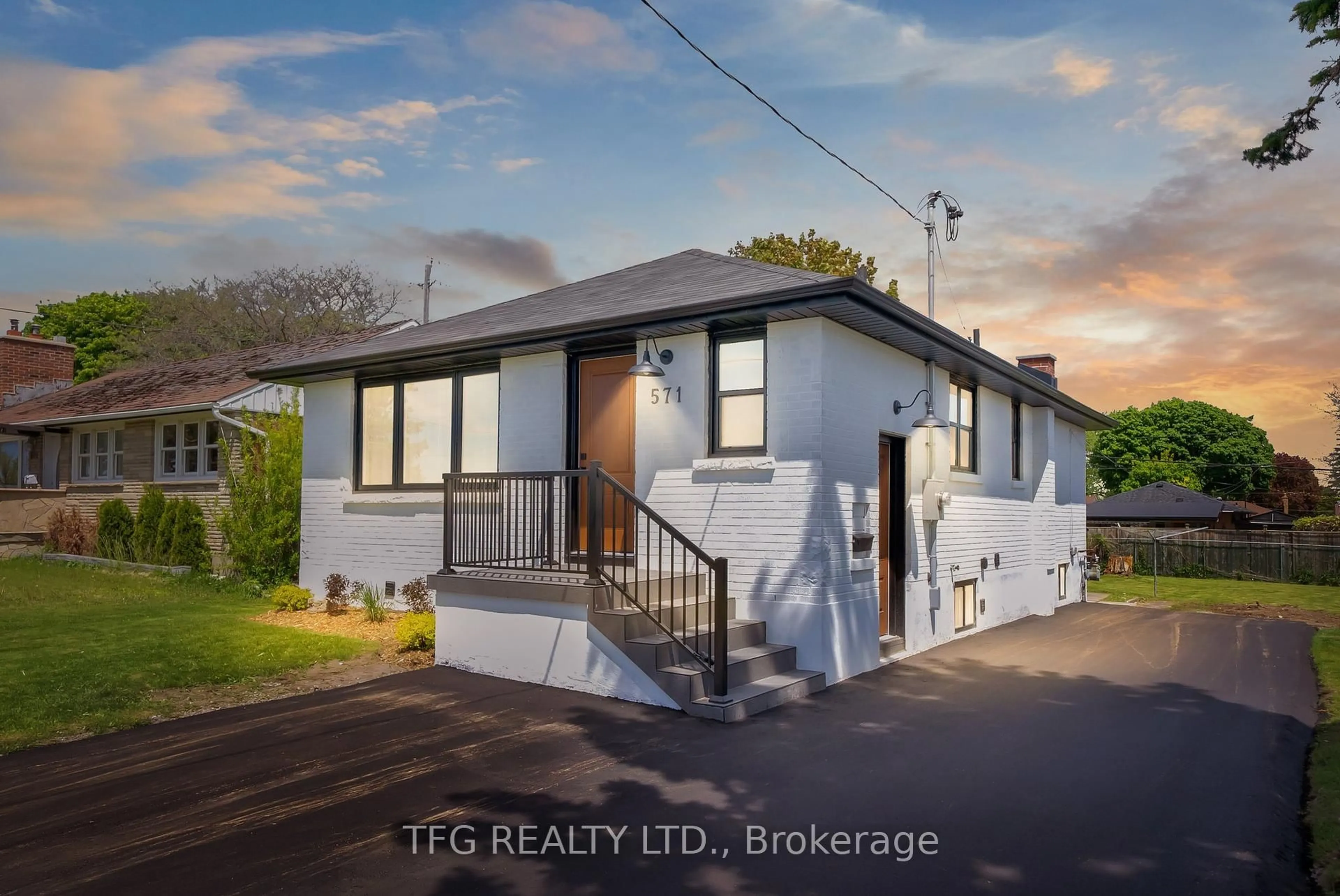 A pic from outside/outdoor area/front of a property/back of a property/a pic from drone, street for 571 Stevenson Rd, Oshawa Ontario L1J 5N9