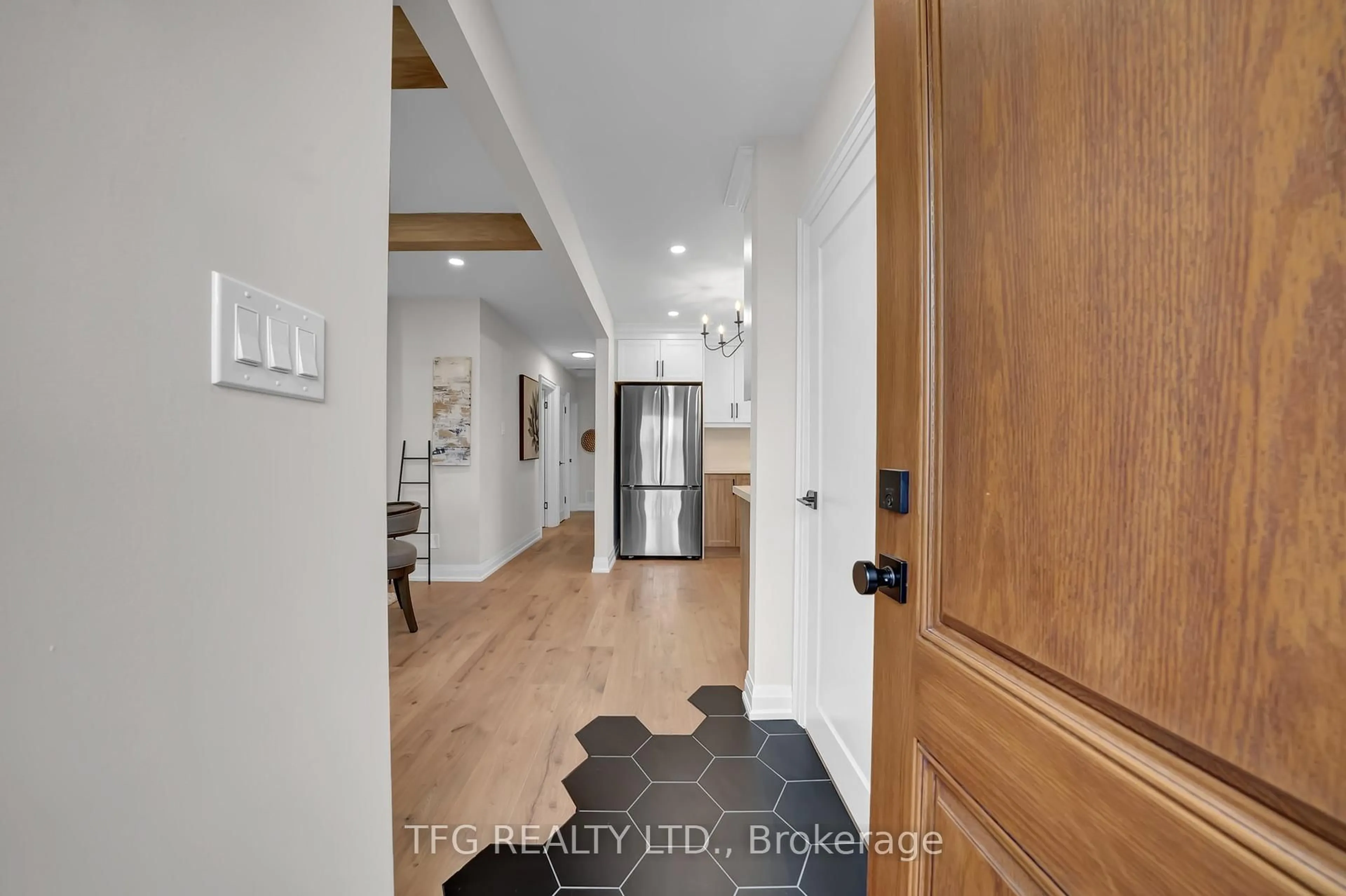 Indoor entryway for 571 Stevenson Rd, Oshawa Ontario L1J 5N9