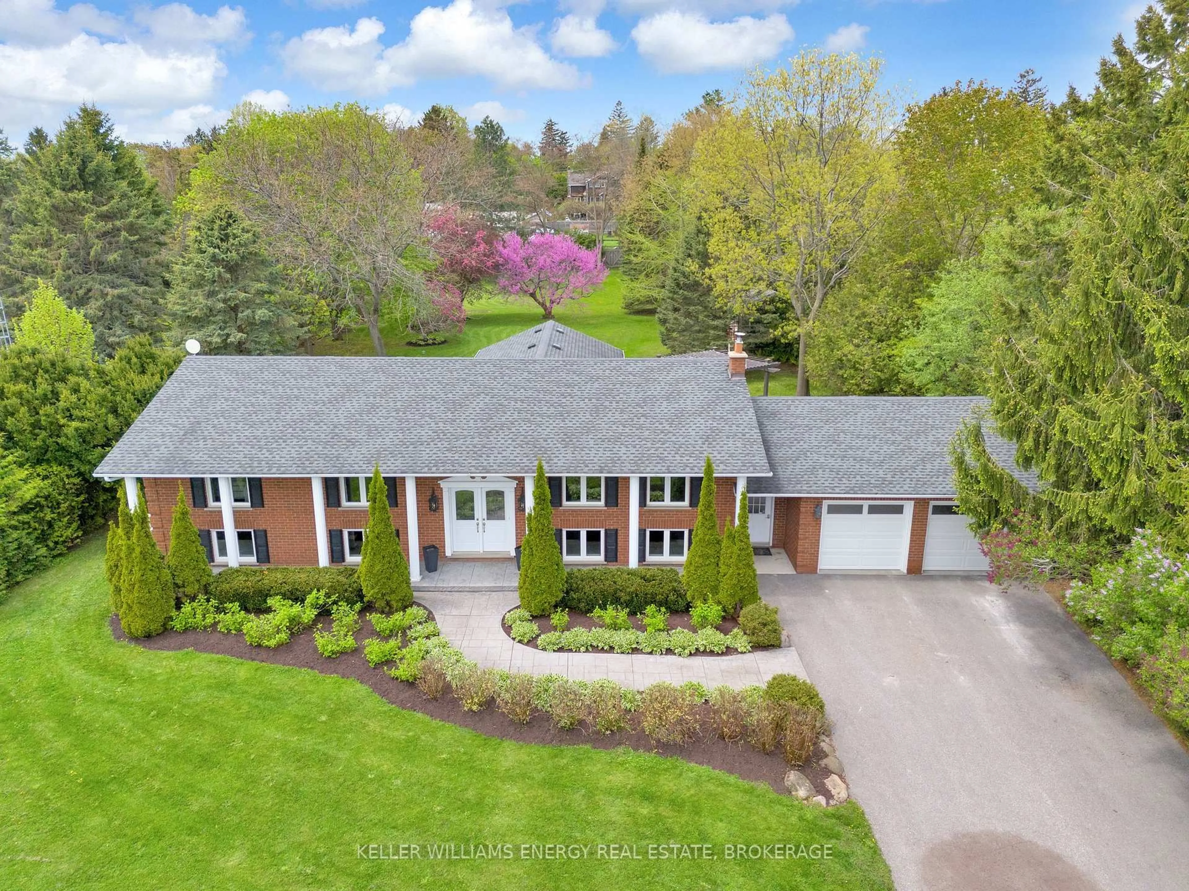 A pic from outside/outdoor area/front of a property/back of a property/a pic from drone, street for 90 Potters Lane, Clarington Ontario L0B 1J0