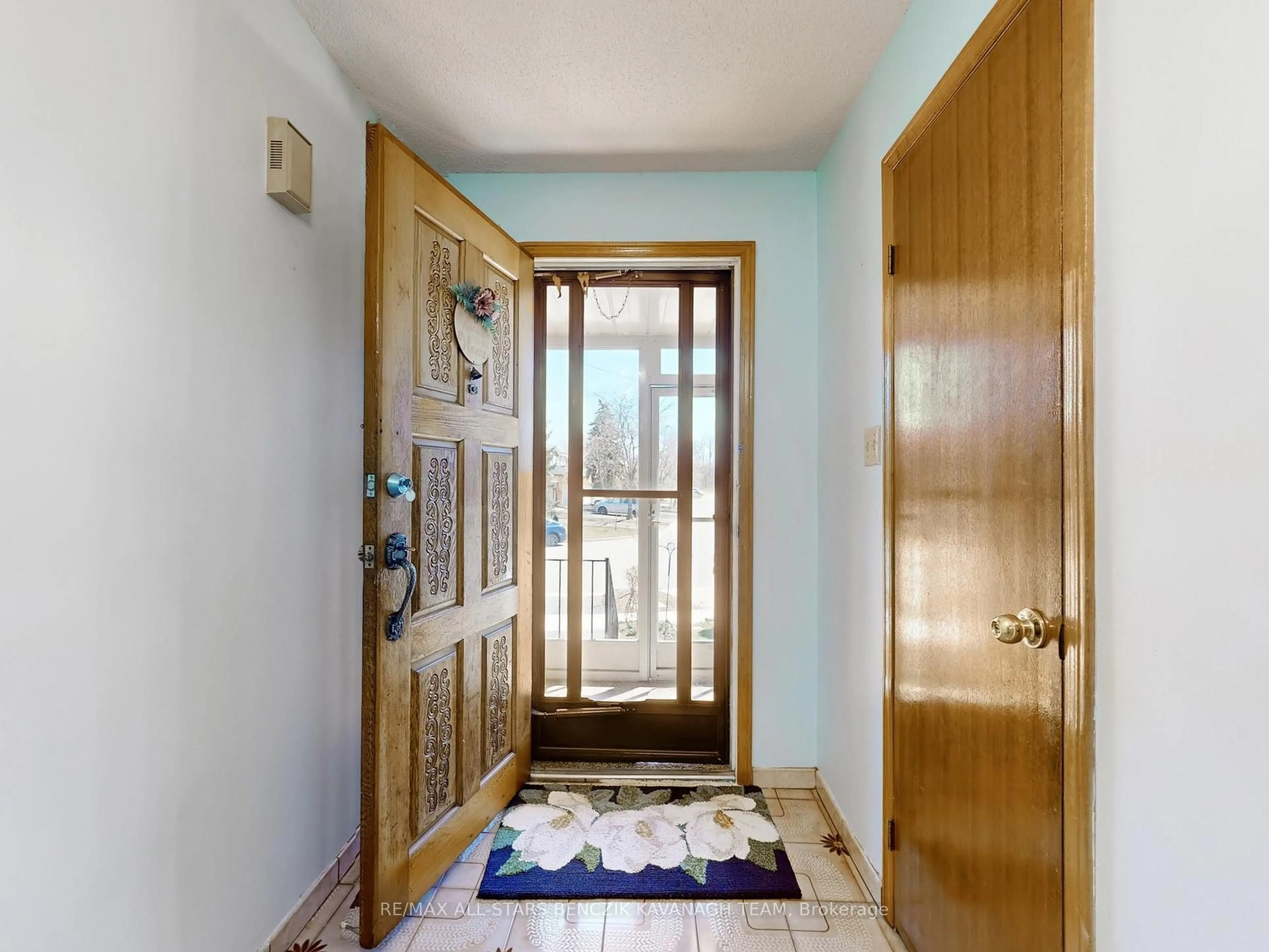 Indoor entryway for 104 Burnt Bark Dr, Toronto Ontario M1V 3J8