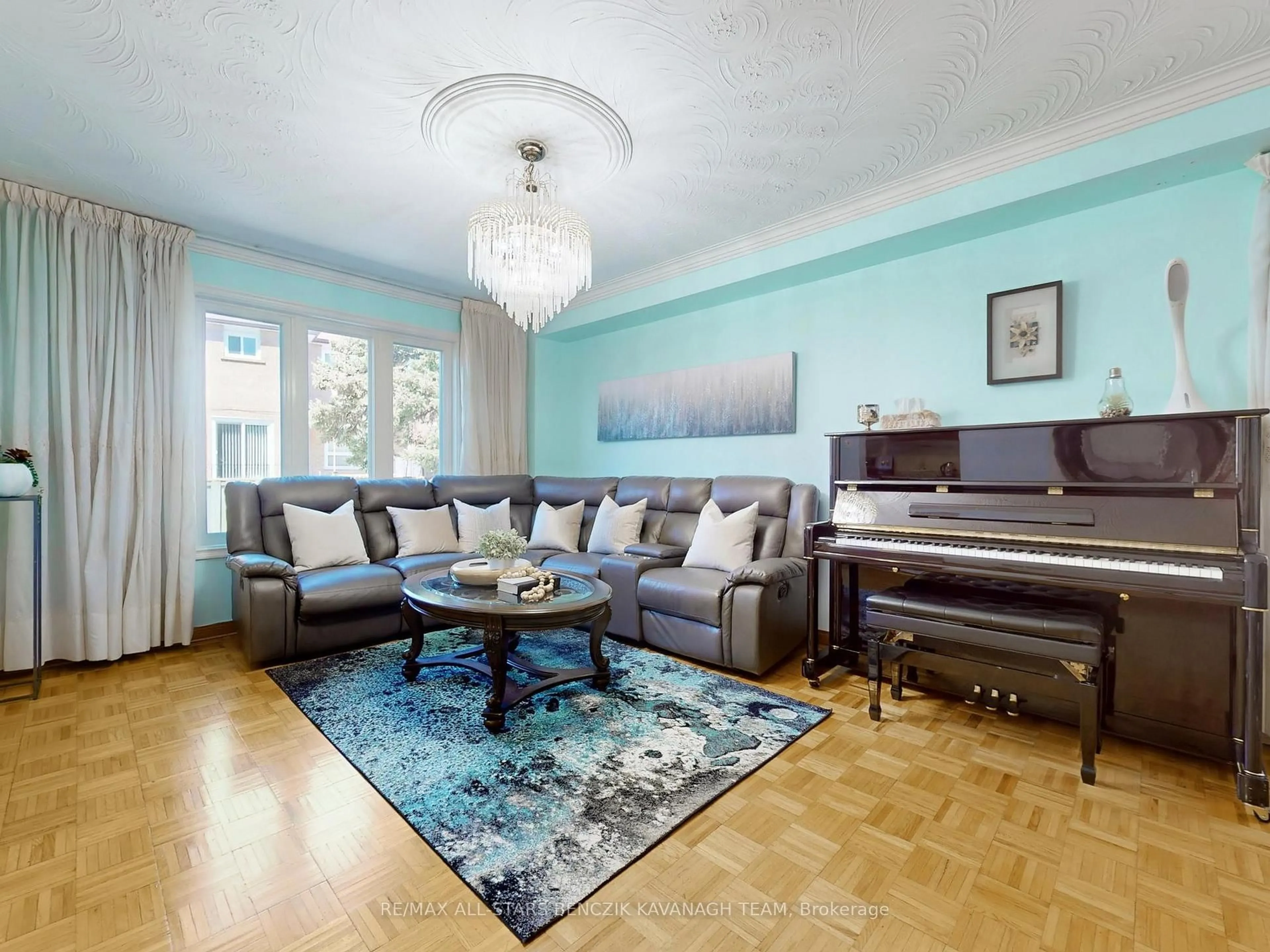 Living room with furniture, unknown for 104 Burnt Bark Dr, Toronto Ontario M1V 3J8