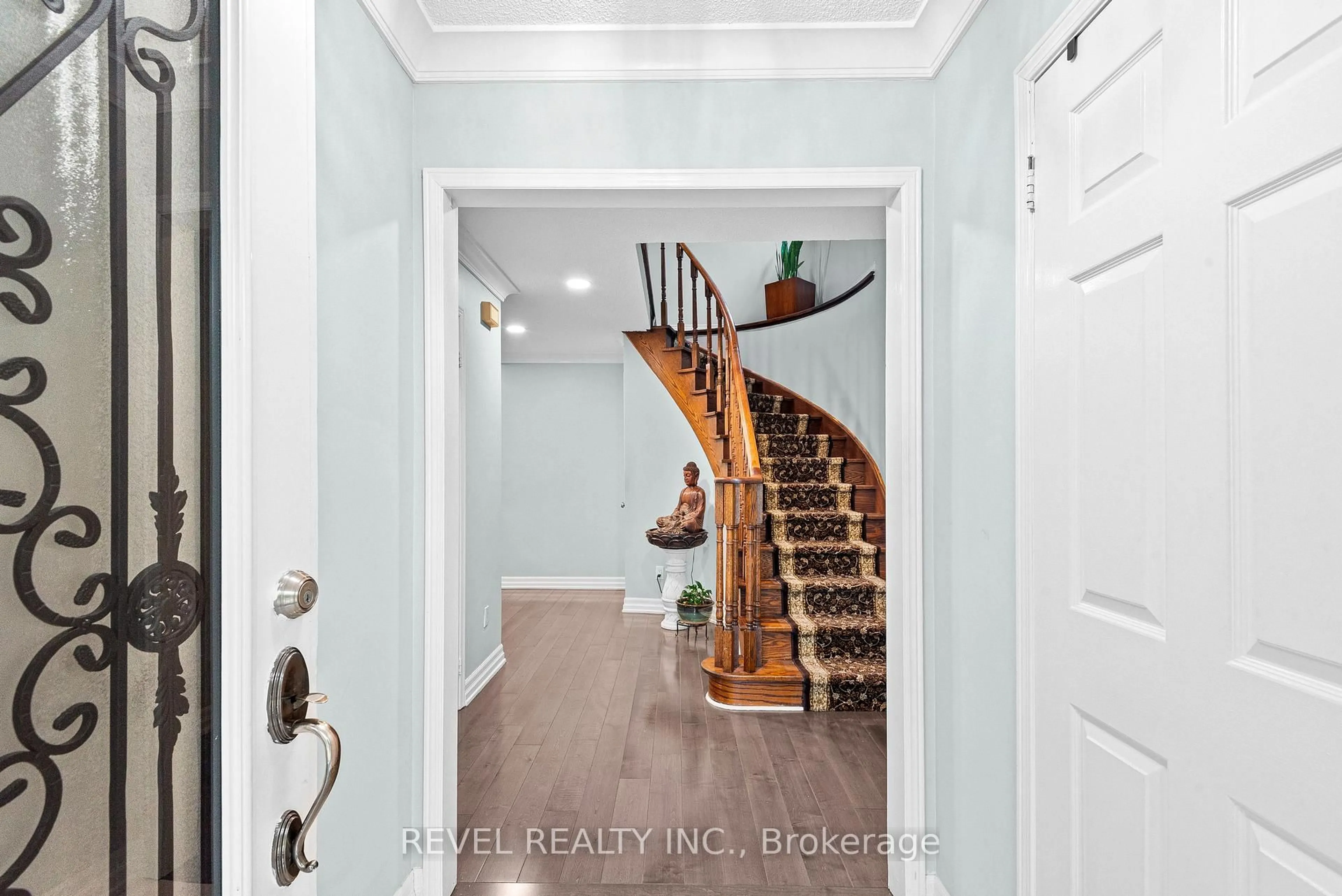Indoor entryway for 1649 Beaton Way, Pickering Ontario L1X 1X7