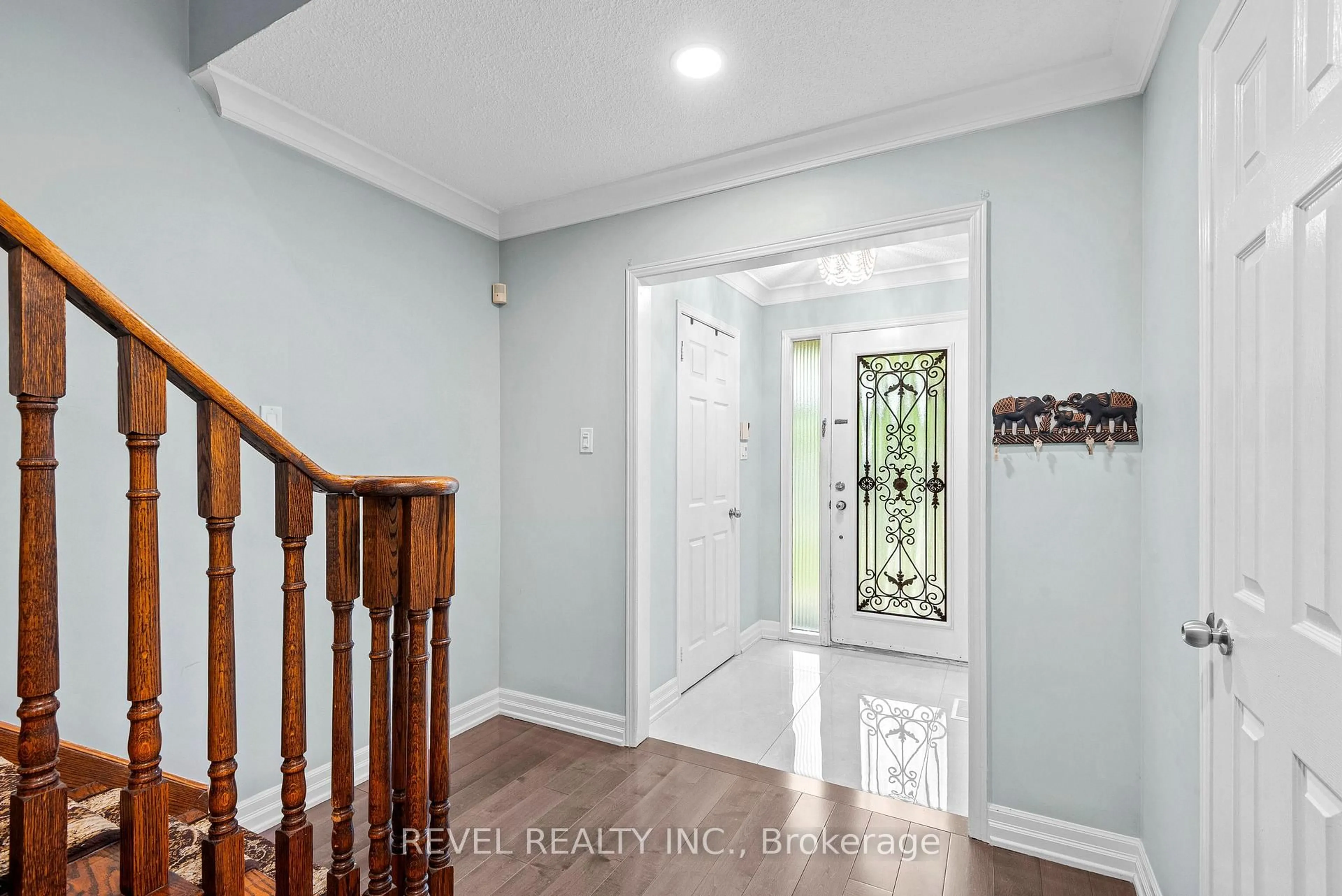 Indoor entryway for 1649 Beaton Way, Pickering Ontario L1X 1X7