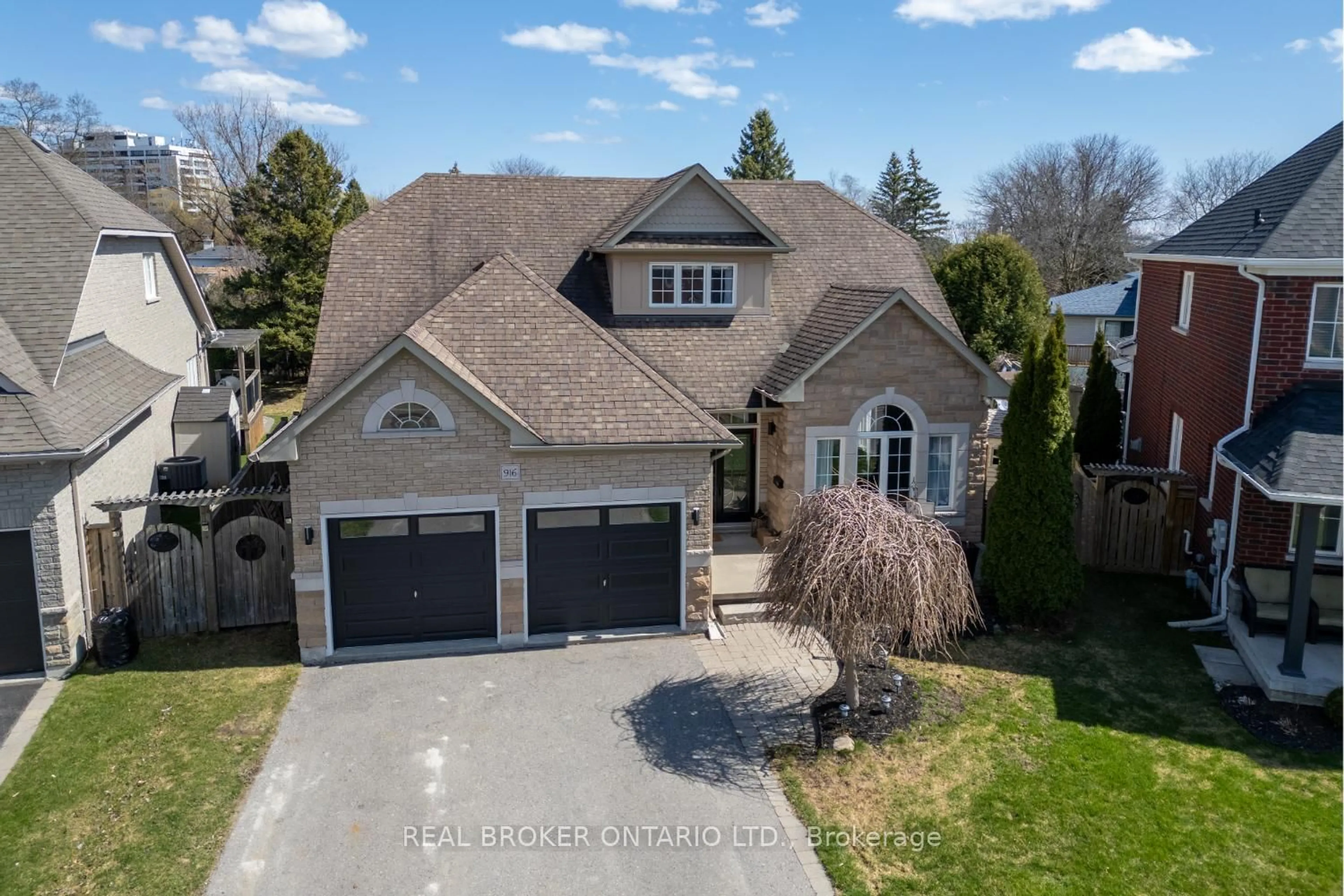 A pic from outside/outdoor area/front of a property/back of a property/a pic from drone, street for 916 Barbados St, Oshawa Ontario L1J 0A5
