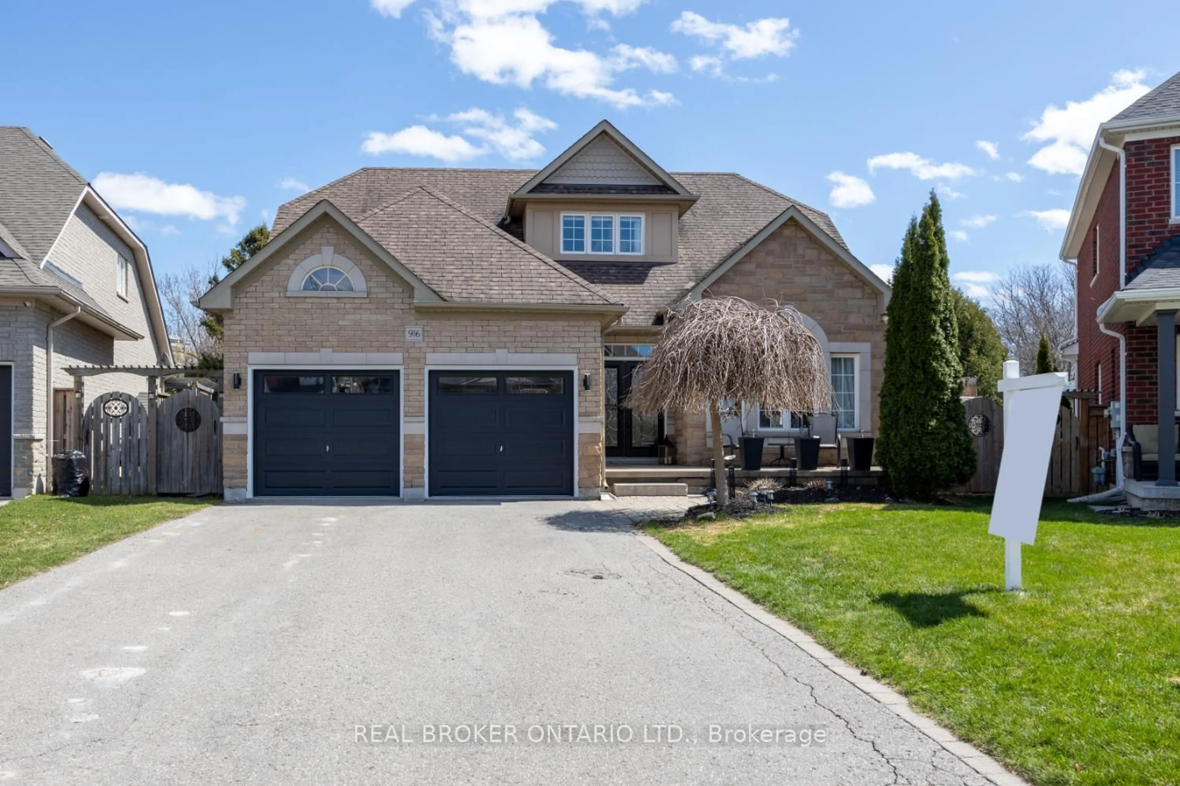Home with brick exterior material, street for 916 Barbados St, Oshawa Ontario L1J 0A5