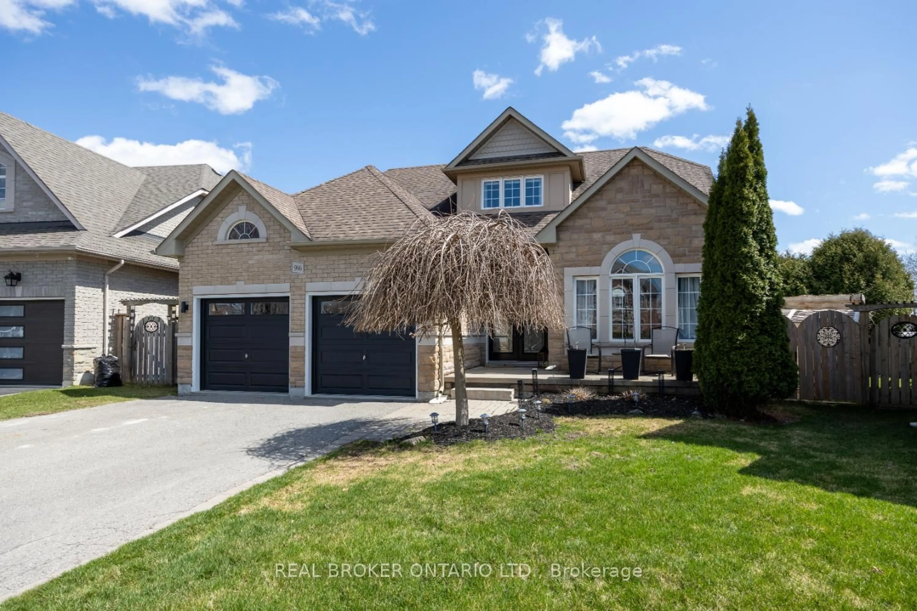 Home with brick exterior material, street for 916 Barbados St, Oshawa Ontario L1J 0A5