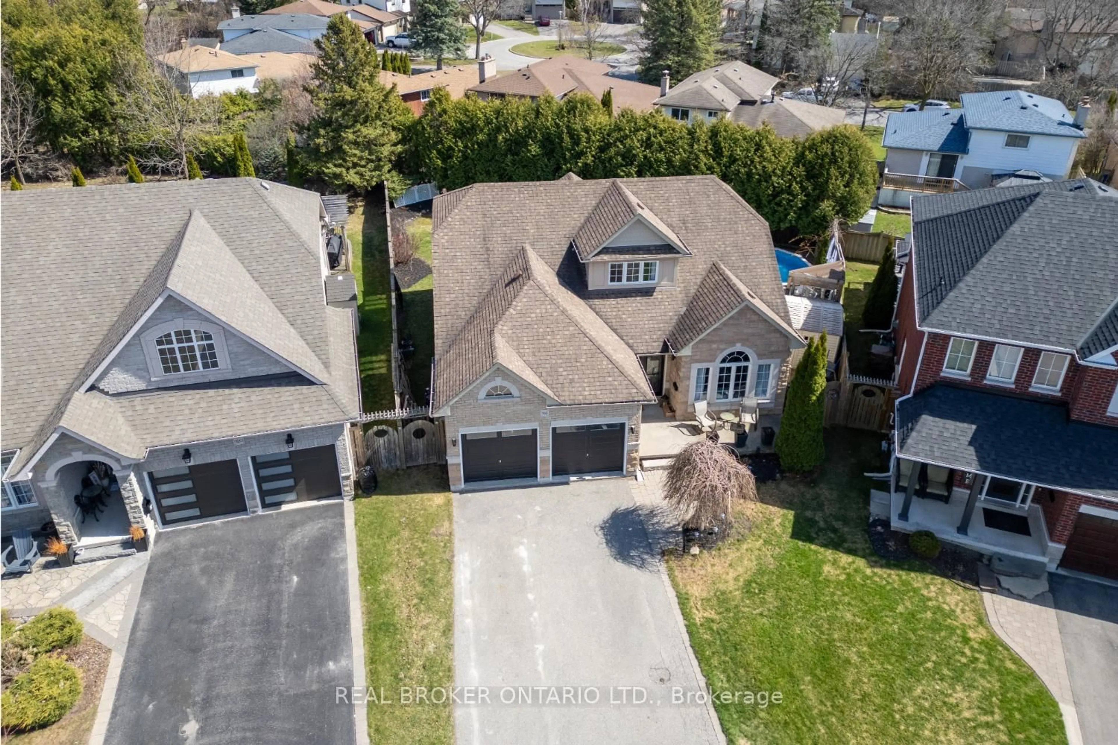 A pic from outside/outdoor area/front of a property/back of a property/a pic from drone, street for 916 Barbados St, Oshawa Ontario L1J 0A5