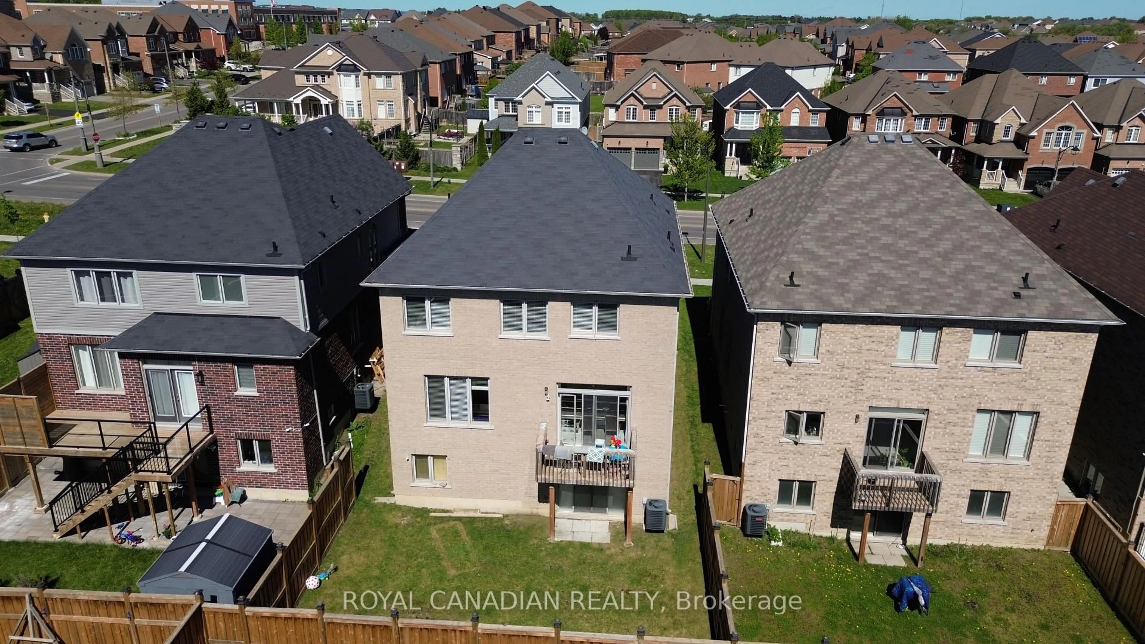 A pic from outside/outdoor area/front of a property/back of a property/a pic from drone, street for 1890 Grandview St, Oshawa Ontario L1K 0Y6