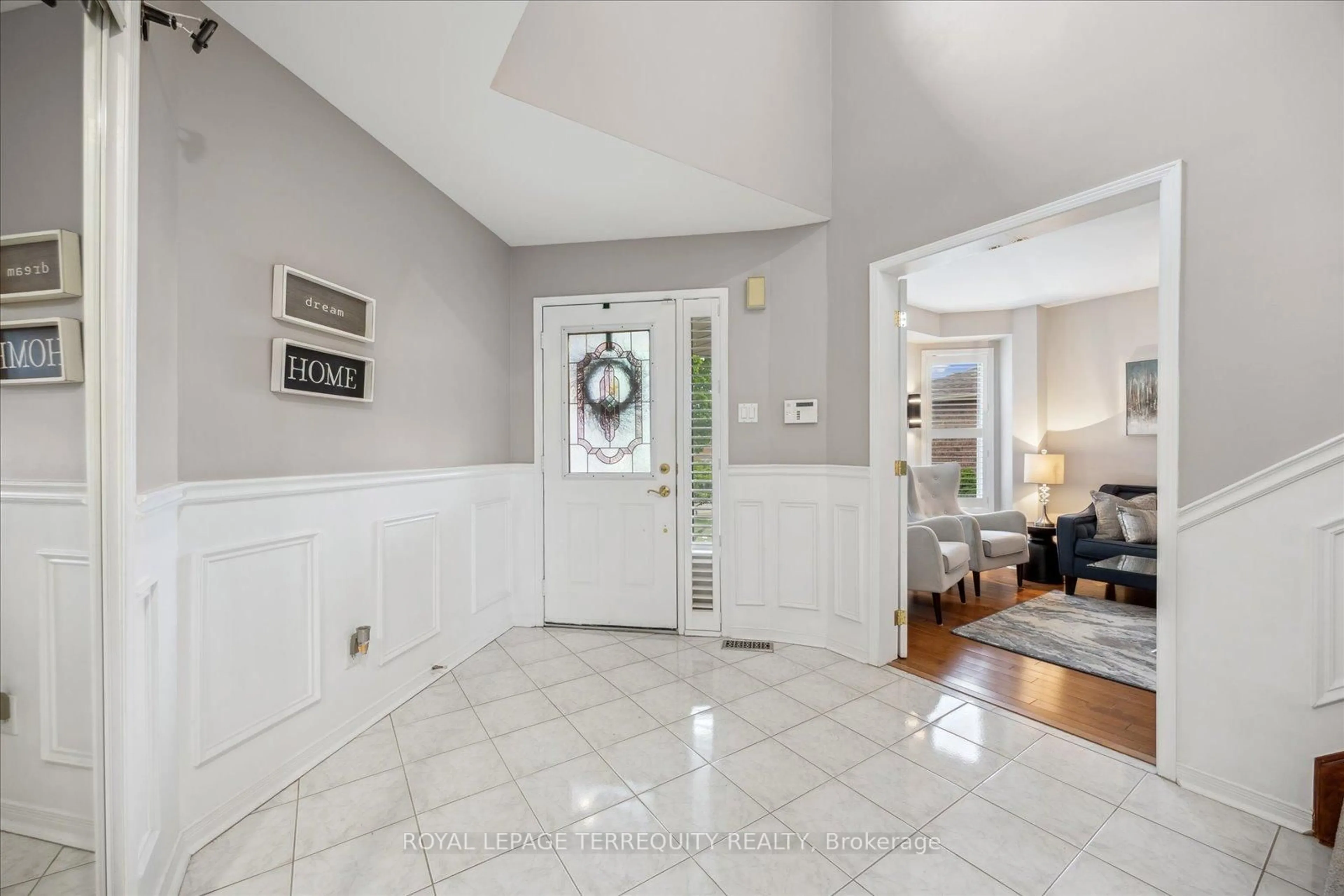 Indoor foyer for 61 Eldridge Pl, Whitby Ontario L1N 9E5