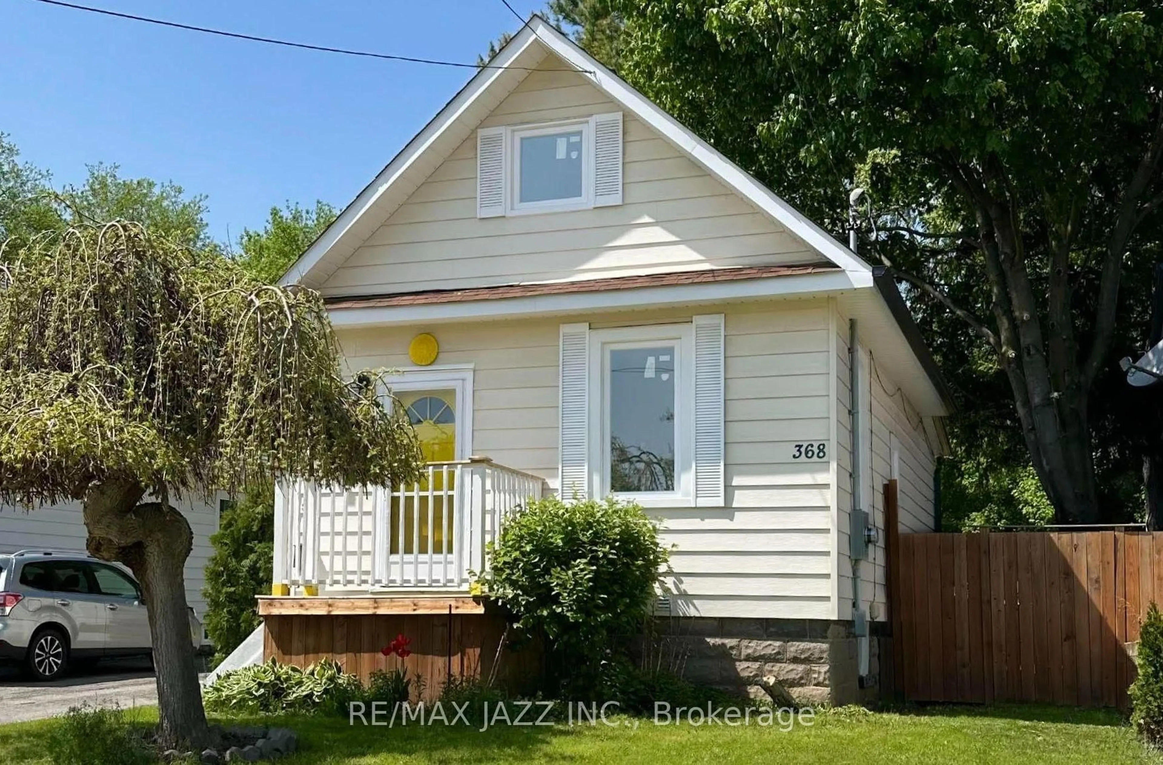 Home with vinyl exterior material, street for 368 Buena Vista Ave, Oshawa Ontario L1J 2M5