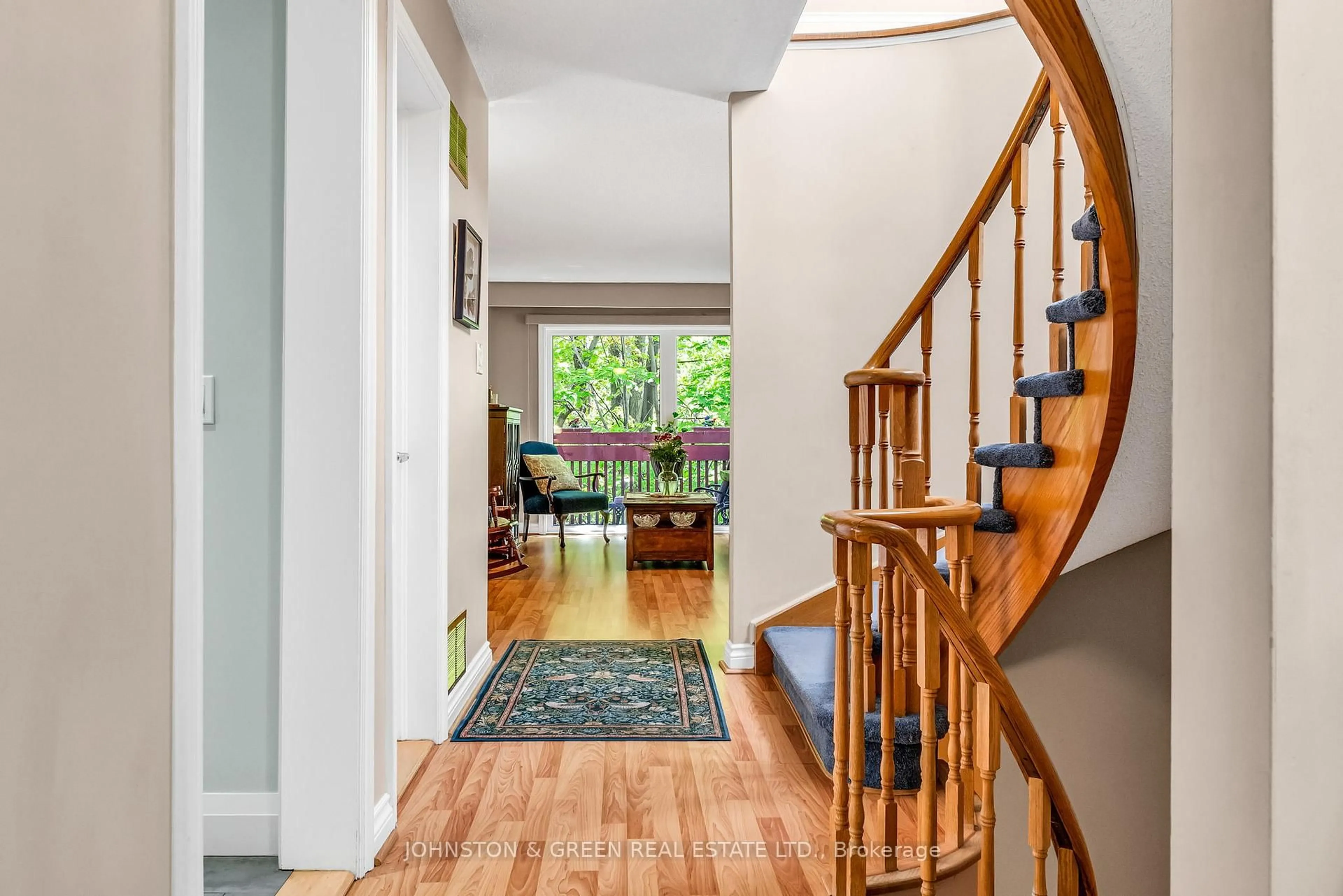 Indoor foyer for 1 Woodvale Cres, Toronto Ontario M4C 5N4