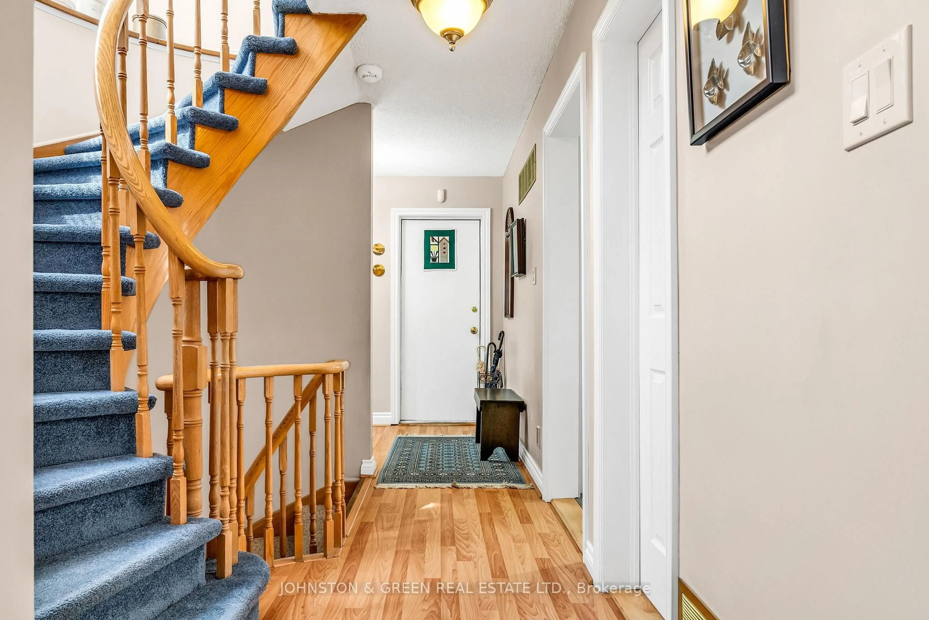 Indoor entryway for 1 Woodvale Cres, Toronto Ontario M4C 5N4
