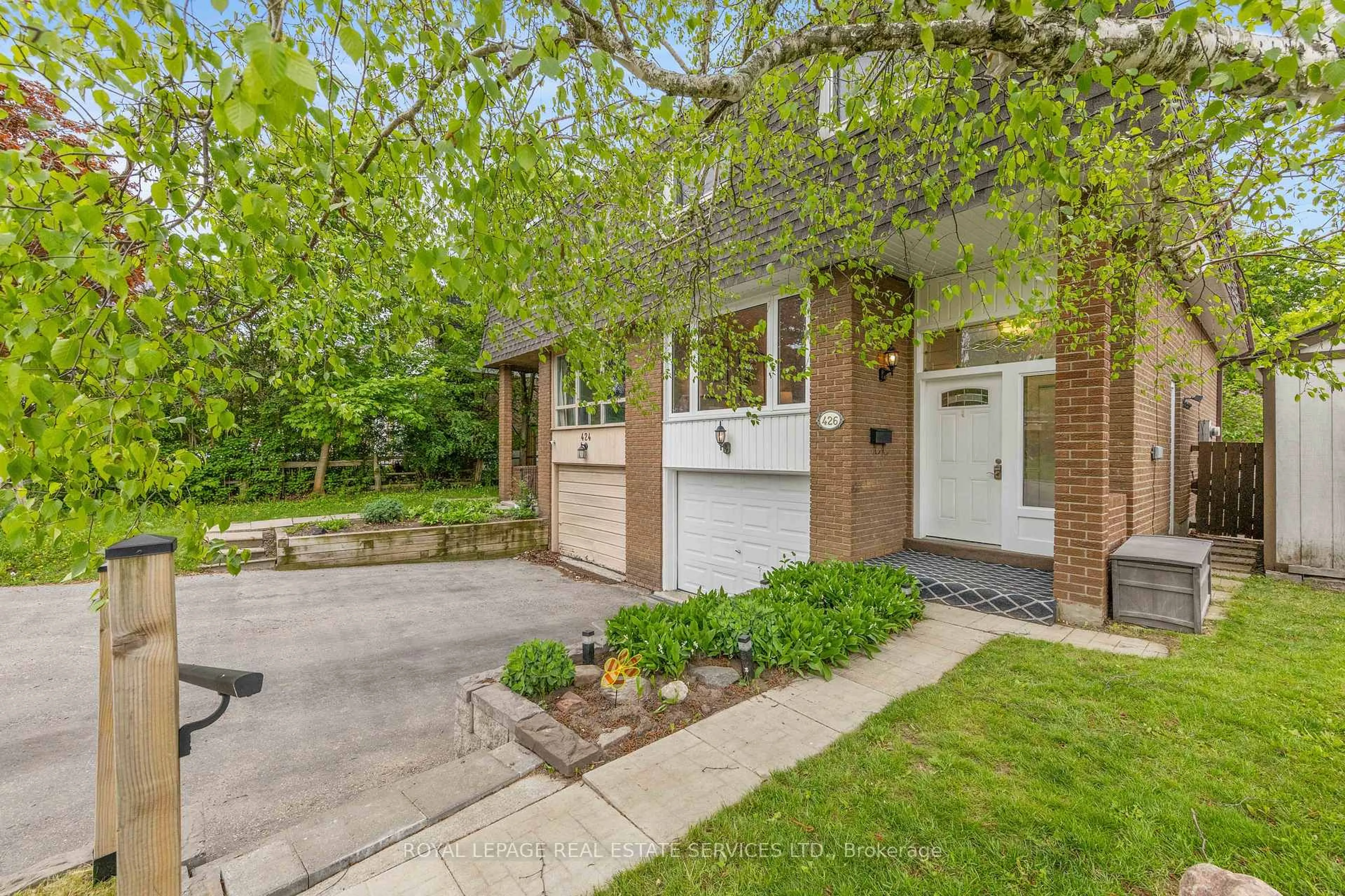 Home with brick exterior material, street for 426 Camelot Crt, Oshawa Ontario L1G 6P7