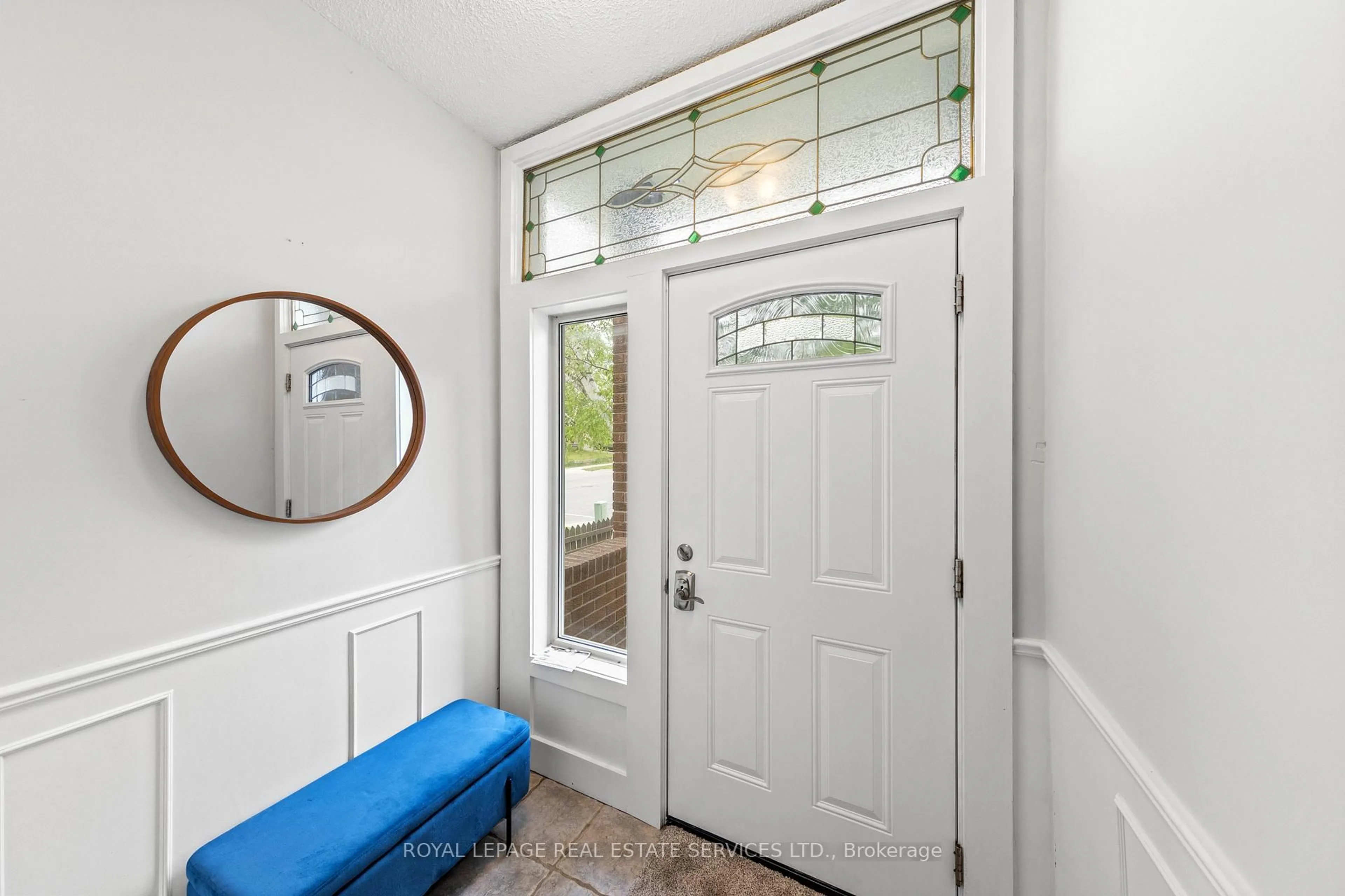 Indoor entryway for 426 Camelot Crt, Oshawa Ontario L1G 6P7