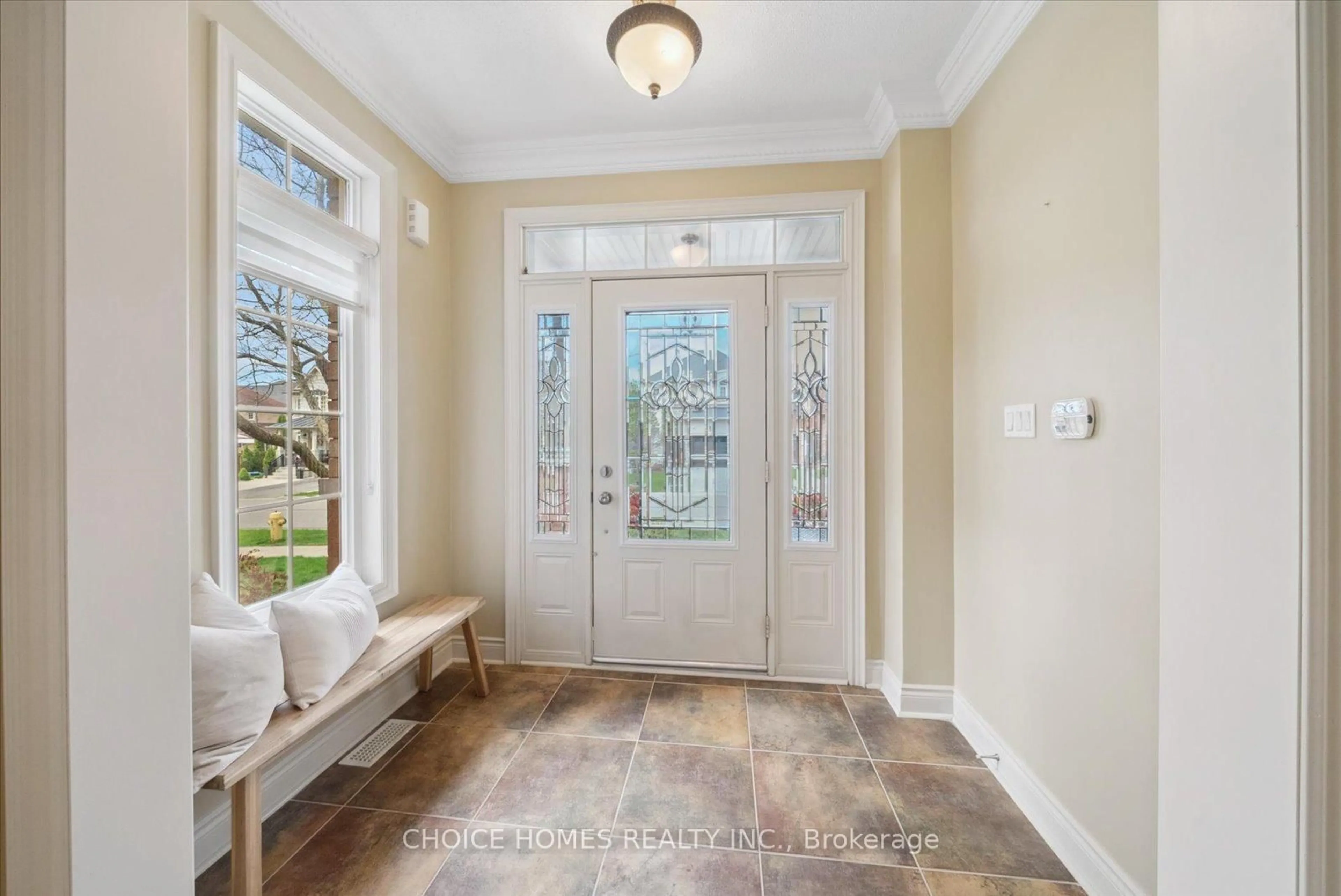 Indoor entryway for 105 Rivers Edge Pl, Whitby Ontario L1R 0G5