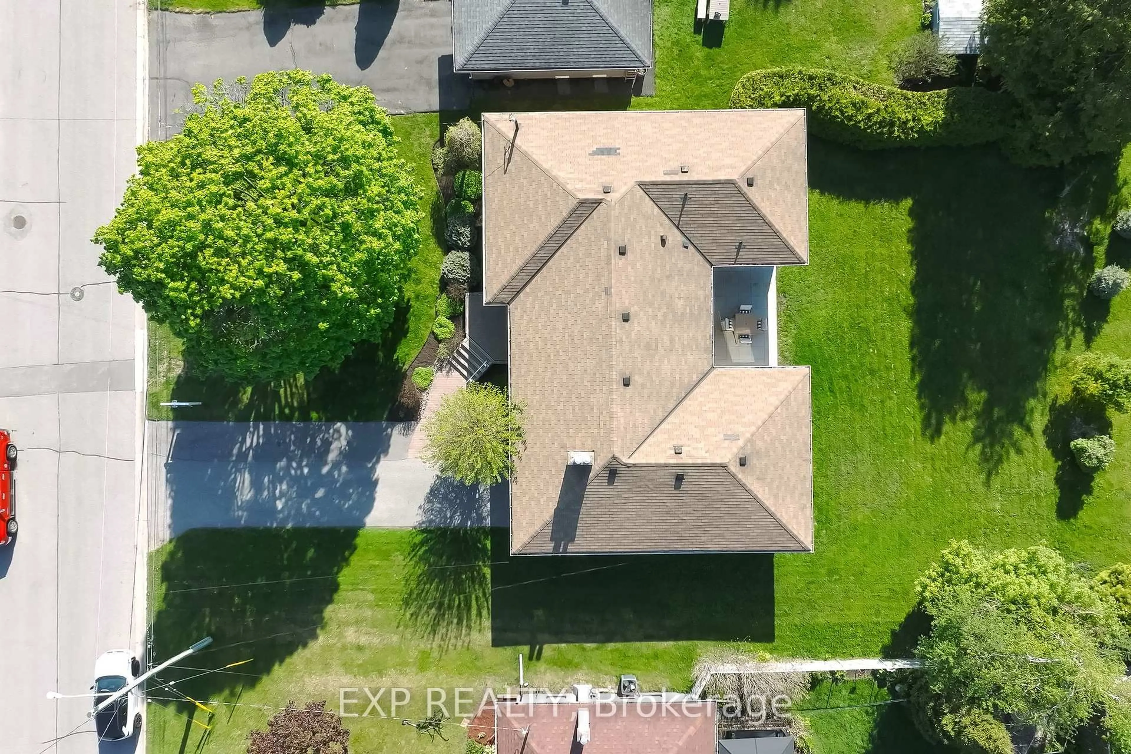 A pic from outside/outdoor area/front of a property/back of a property/a pic from drone, building for 132 Winona Ave, Oshawa Ontario L1G 3H5