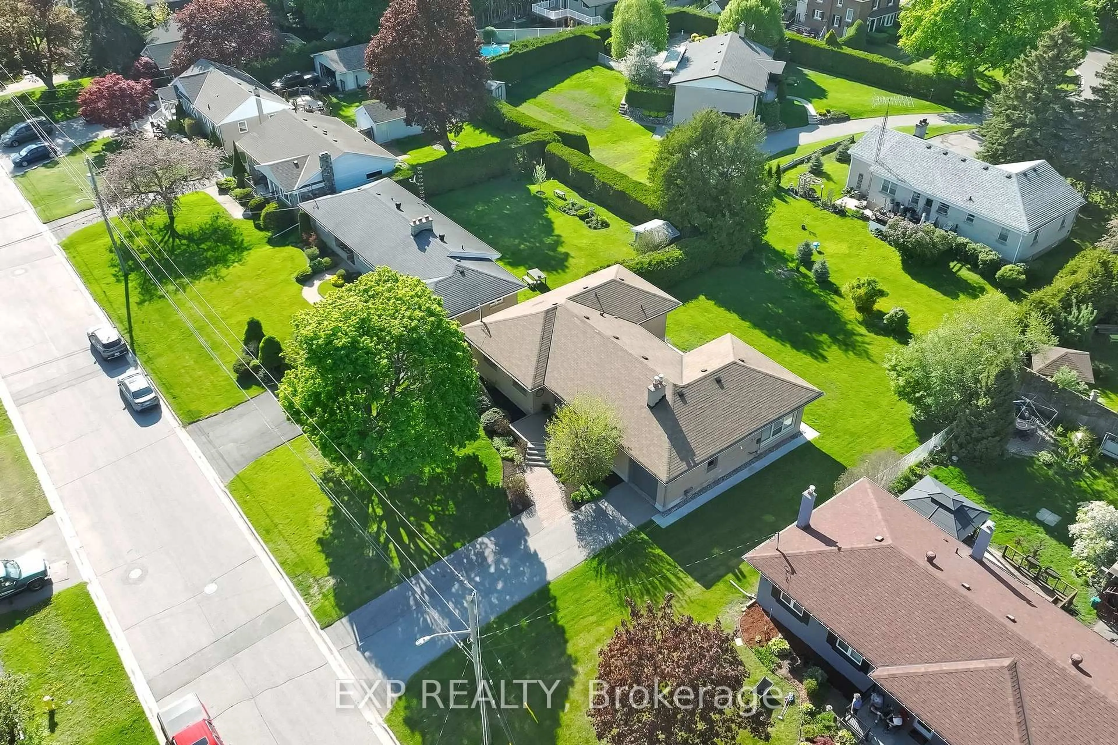 A pic from outside/outdoor area/front of a property/back of a property/a pic from drone, street for 132 Winona Ave, Oshawa Ontario L1G 3H5