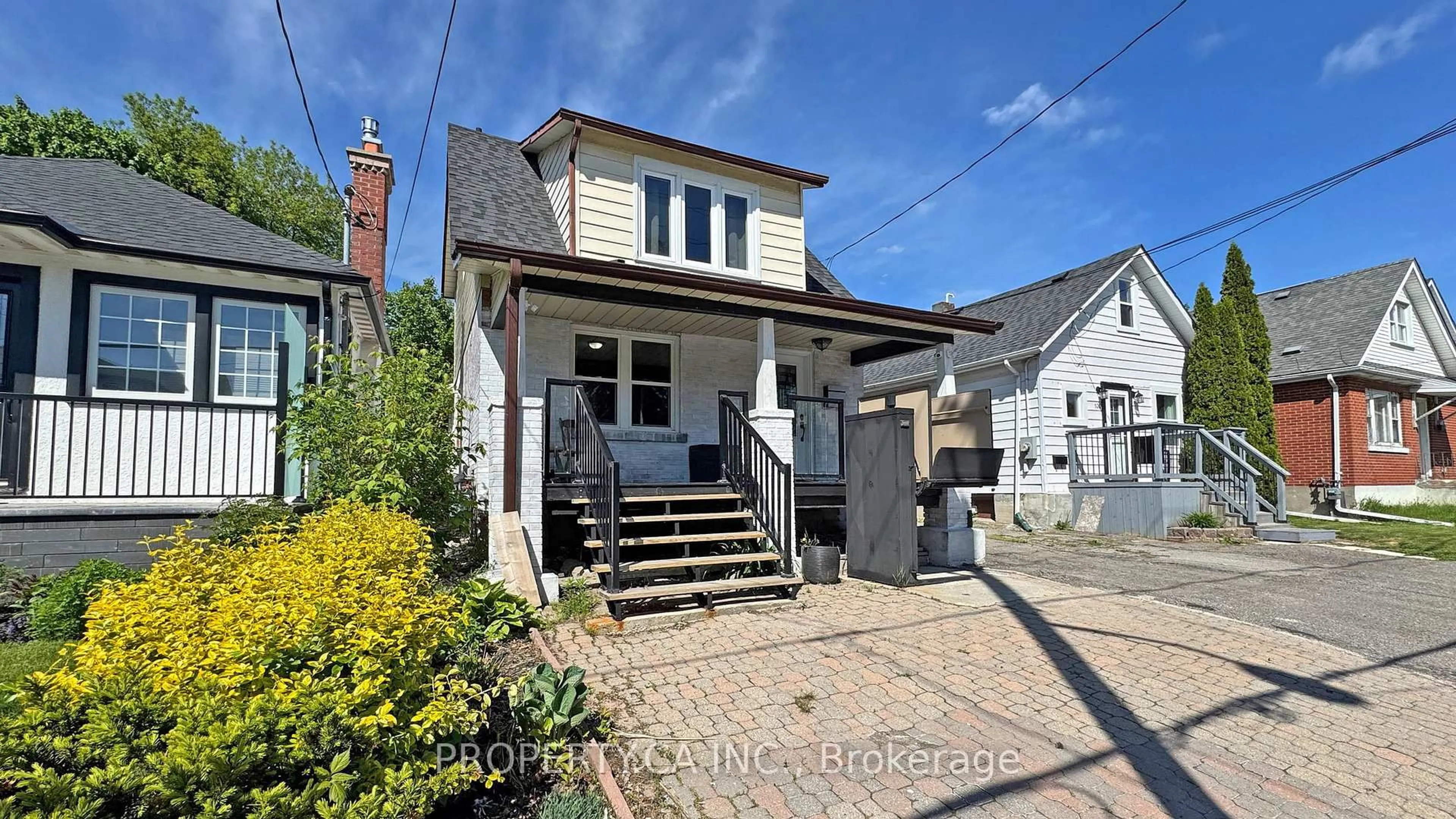 A pic from outside/outdoor area/front of a property/back of a property/a pic from drone, street for 106 Park Rd, Oshawa Ontario L1J 4G9