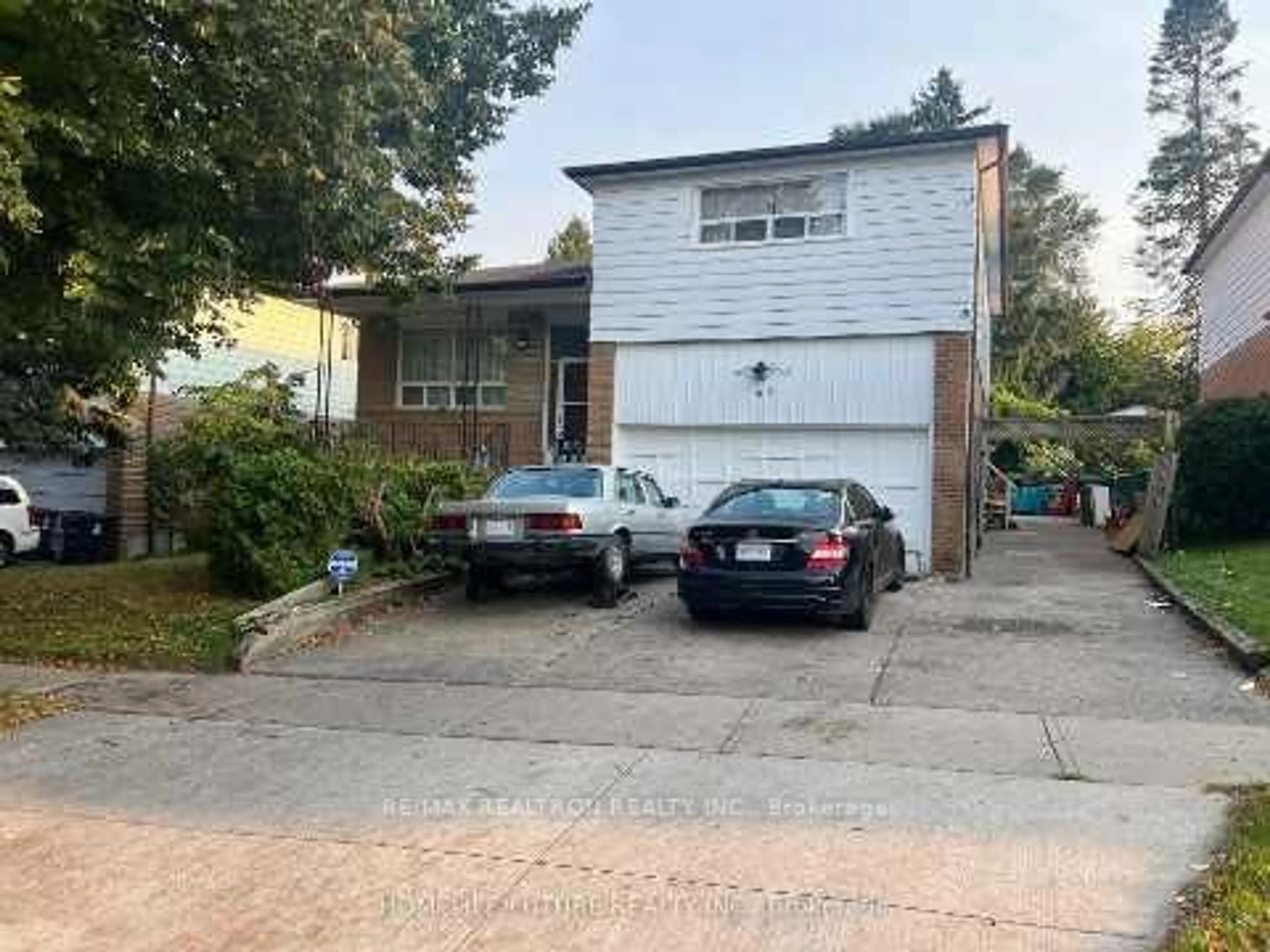 A pic from outside/outdoor area/front of a property/back of a property/a pic from drone, street for 61 Shoredale Dr, Toronto Ontario M1G 3T1