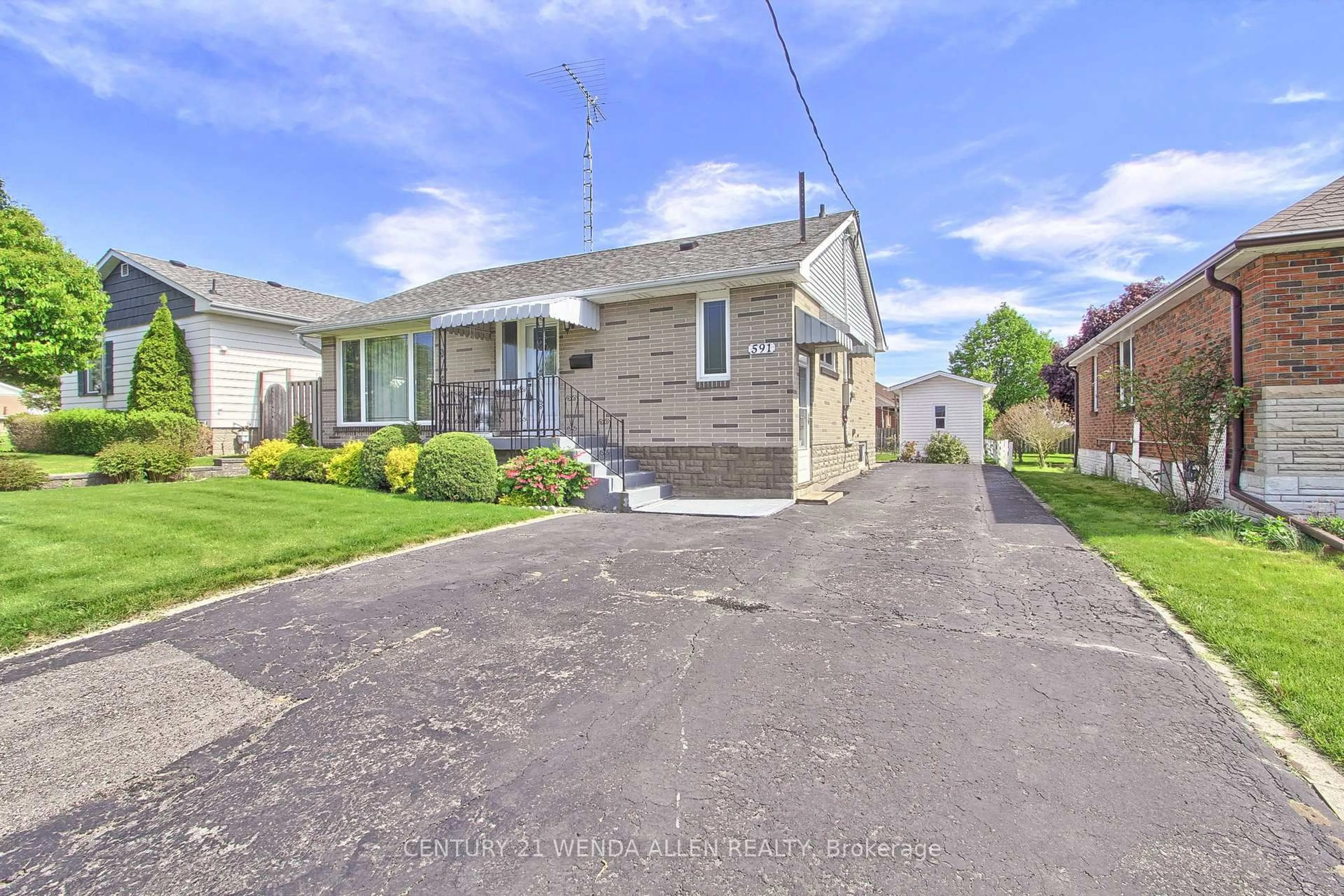A pic from outside/outdoor area/front of a property/back of a property/a pic from drone, street for 591 Adelaide St, Oshawa Ontario L1J 2S2
