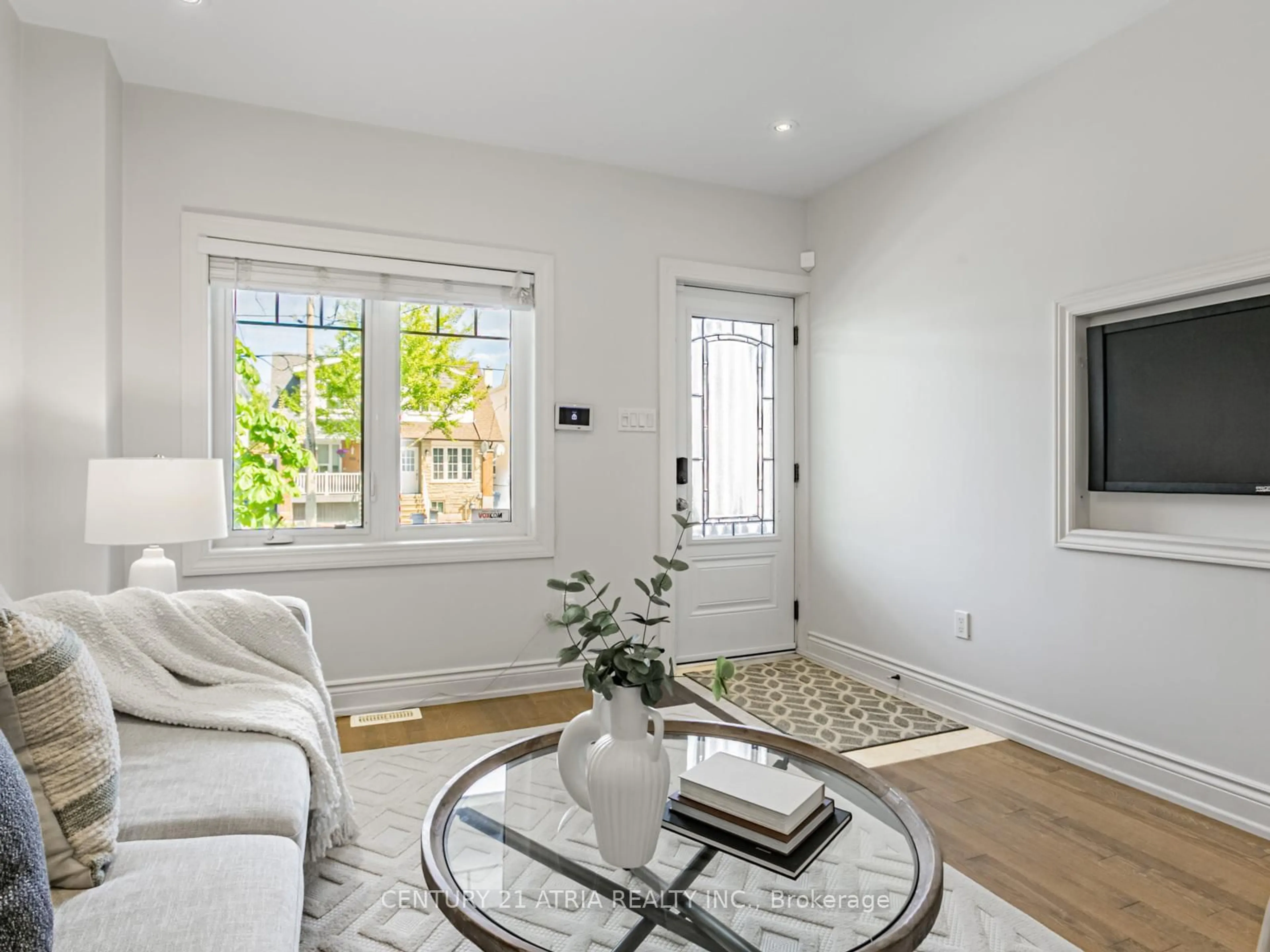 Living room with furniture, unknown for 117 Aldwych Ave, Toronto Ontario M4J 1X7