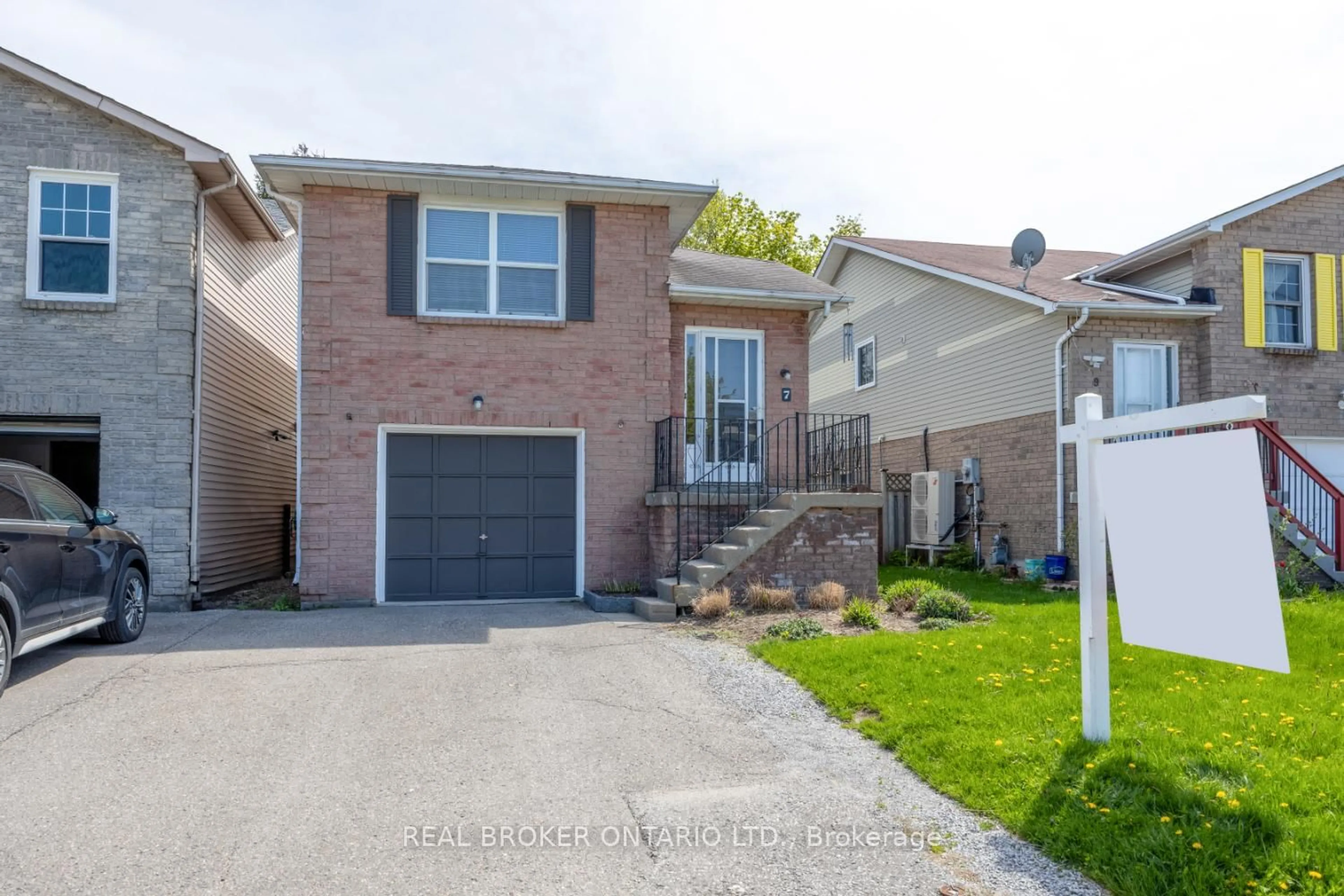 Home with brick exterior material, street for 7 Kingsview Crt, Clarington Ontario L1E 1E7
