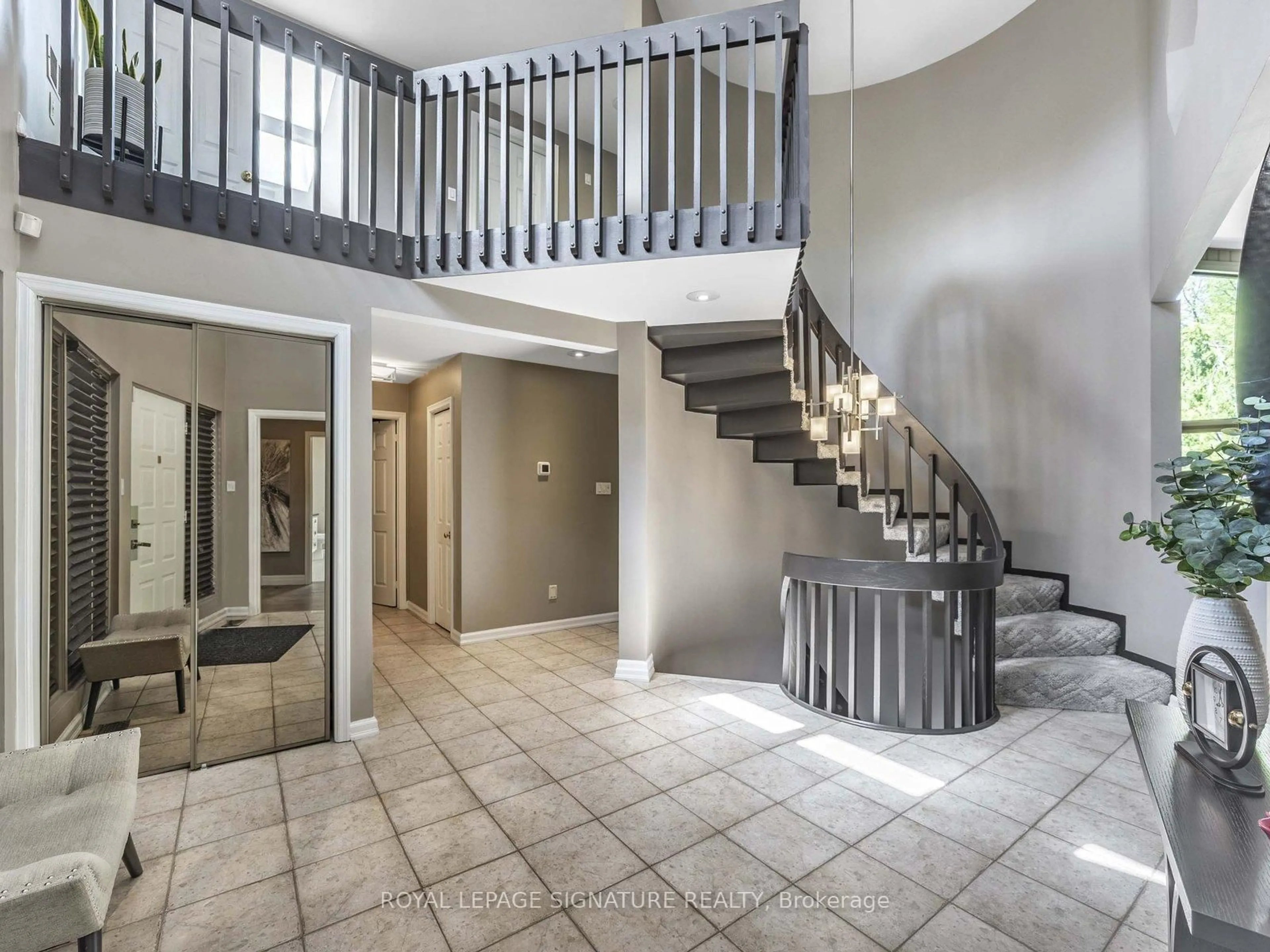 Indoor foyer for 1014 Tiffany Circ, Oshawa Ontario L1G 7S1