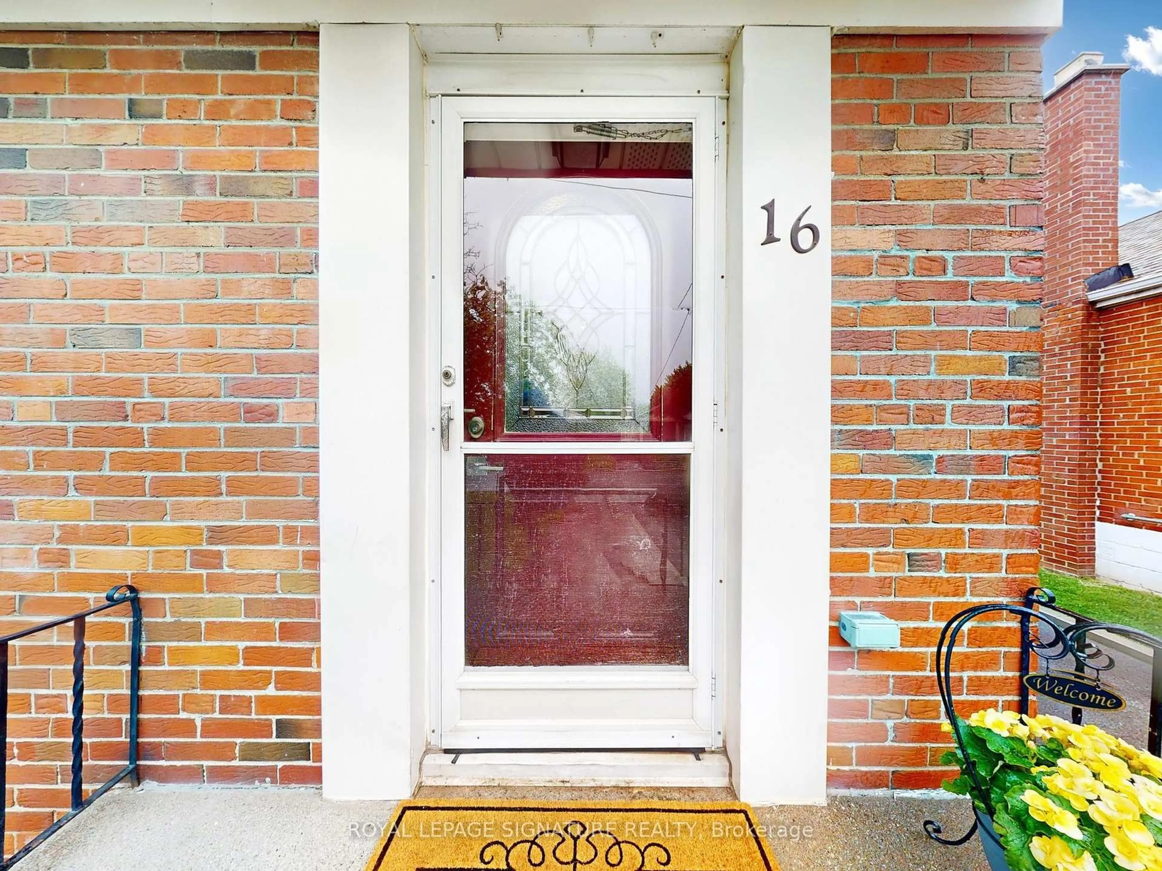 Indoor entryway for 16 Bardwell Cres, Toronto Ontario M1R 1C9